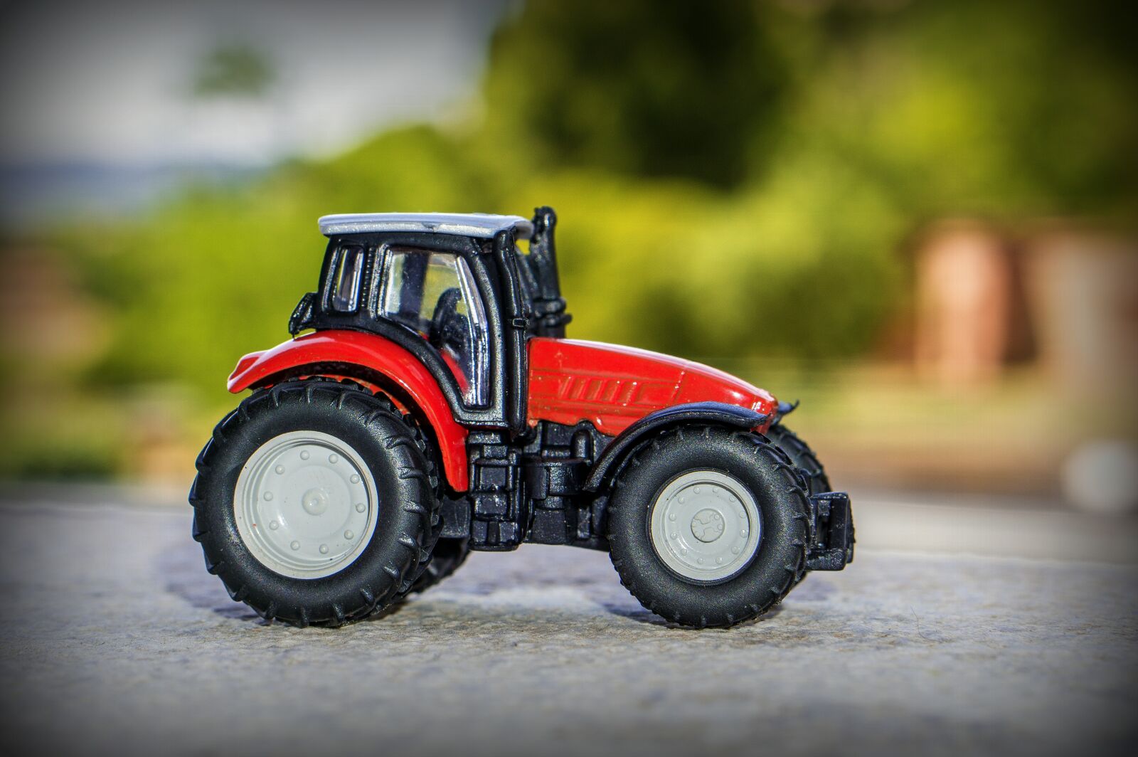 E 50mm F1.8 OSS sample photo. Tractor, miniature, toys photography