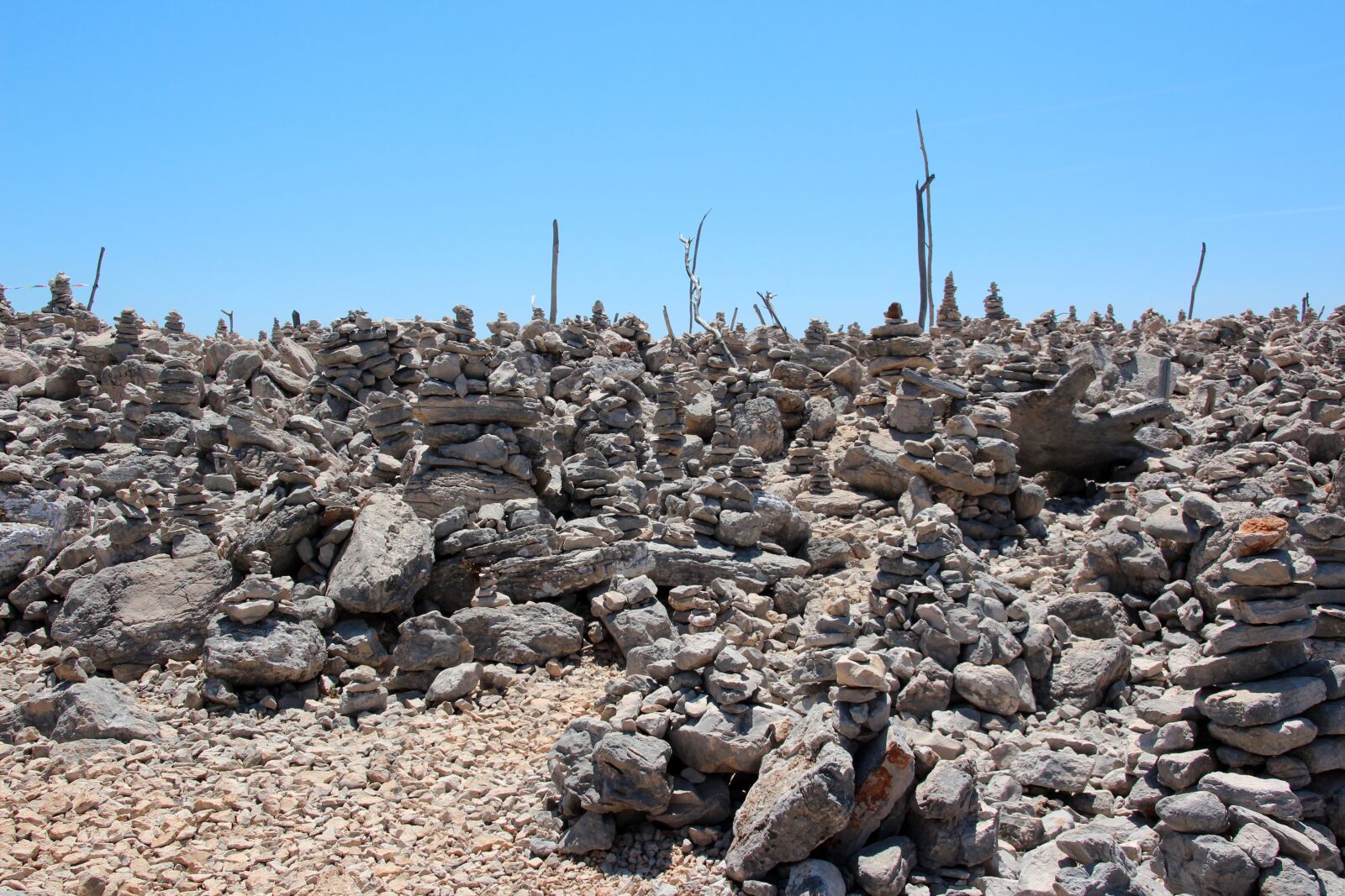 Canon EOS 600D (Rebel EOS T3i / EOS Kiss X5) sample photo. Cairn, stones, stacked up photography