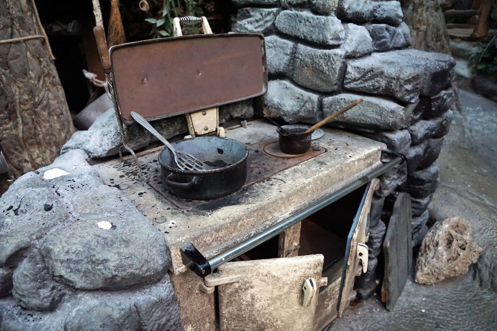 Sony ILCA-77M2 + Sony DT 16-50mm F2.8 SSM sample photo. Kitchen, stones, old photography