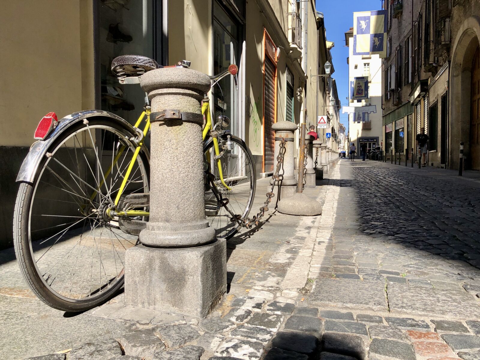 iPhone X back camera 4mm f/1.8 sample photo. Wheel, alley, road photography