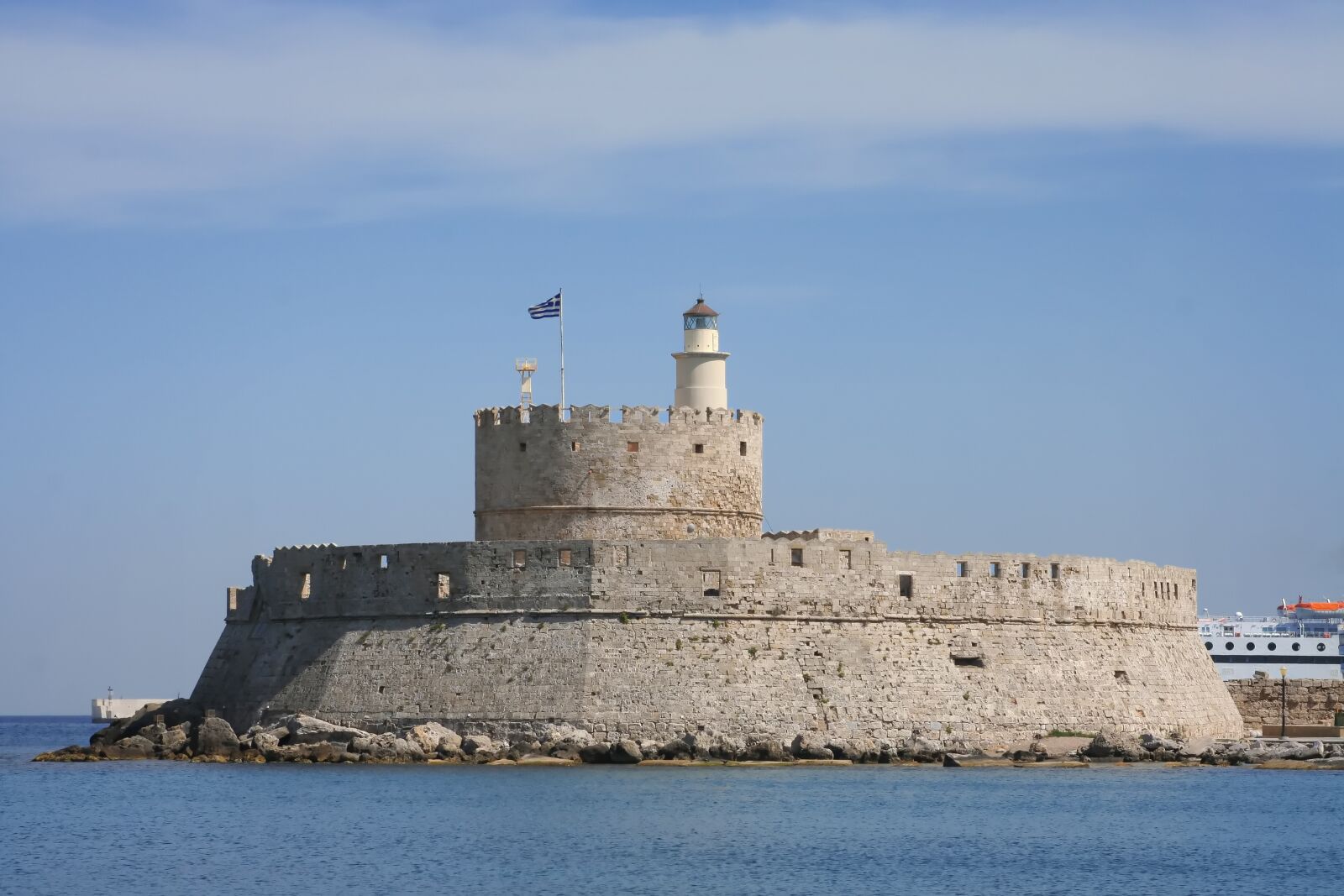 Canon EOS 350D (EOS Digital Rebel XT / EOS Kiss Digital N) sample photo. Fortress, lighthouse, flag photography