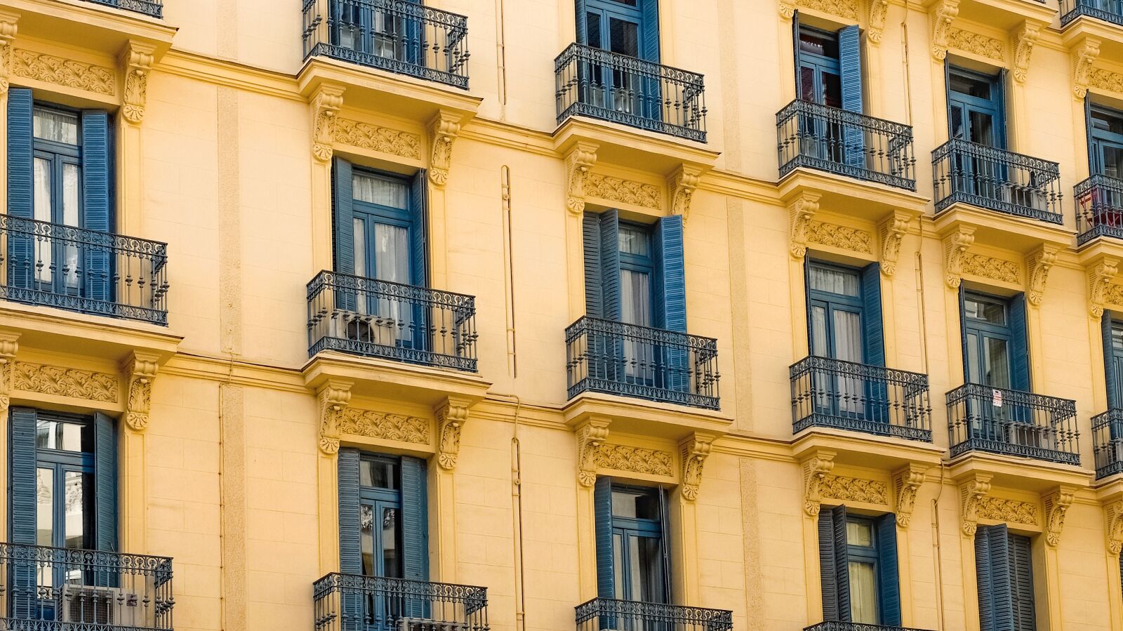 Fujifilm X30 sample photo. Spain, madrid, building photography