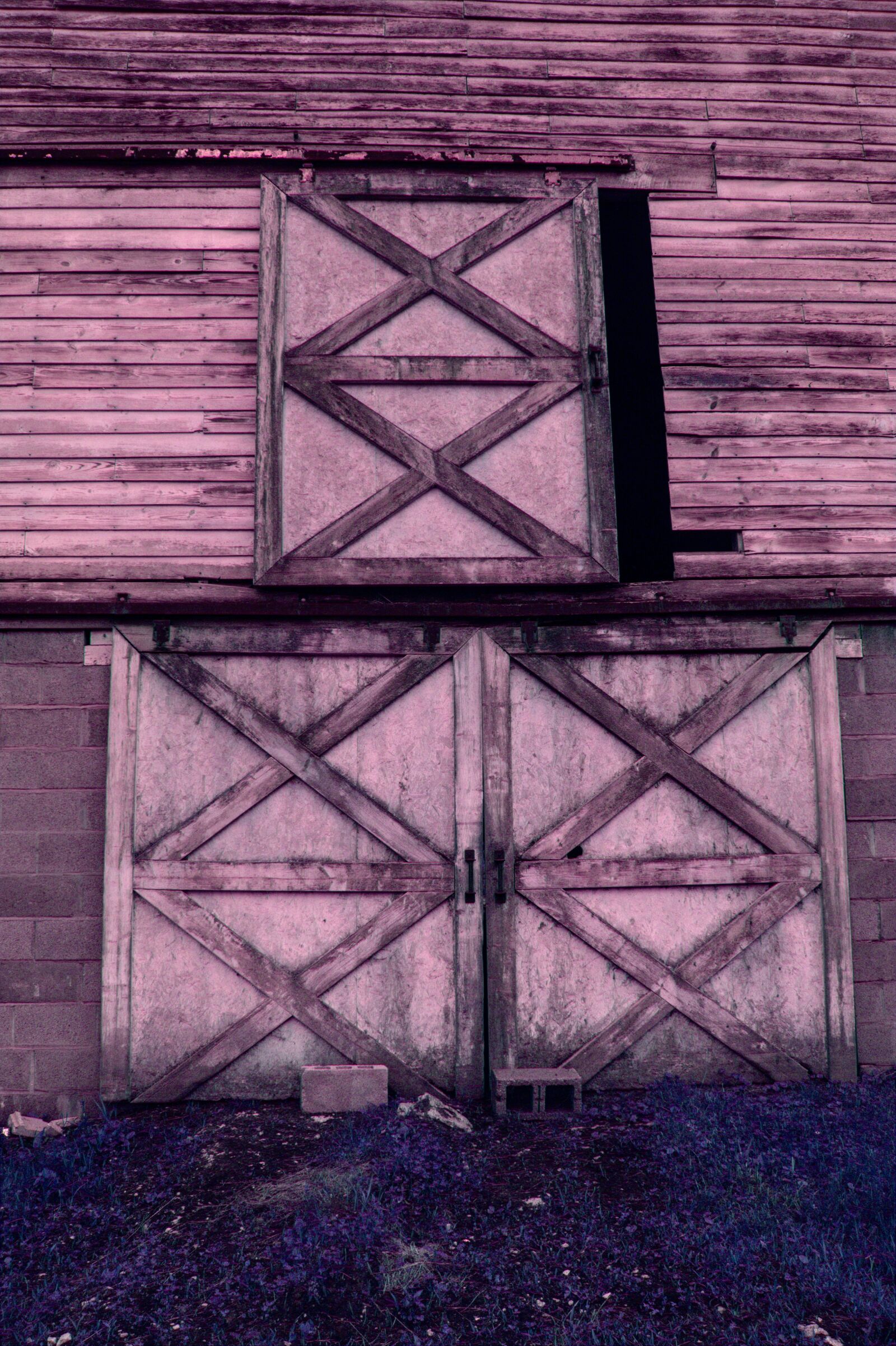 Canon EOS 600D (Rebel EOS T3i / EOS Kiss X5) + Canon EF-S 18-55mm F3.5-5.6 IS sample photo. Old barn doors, old photography