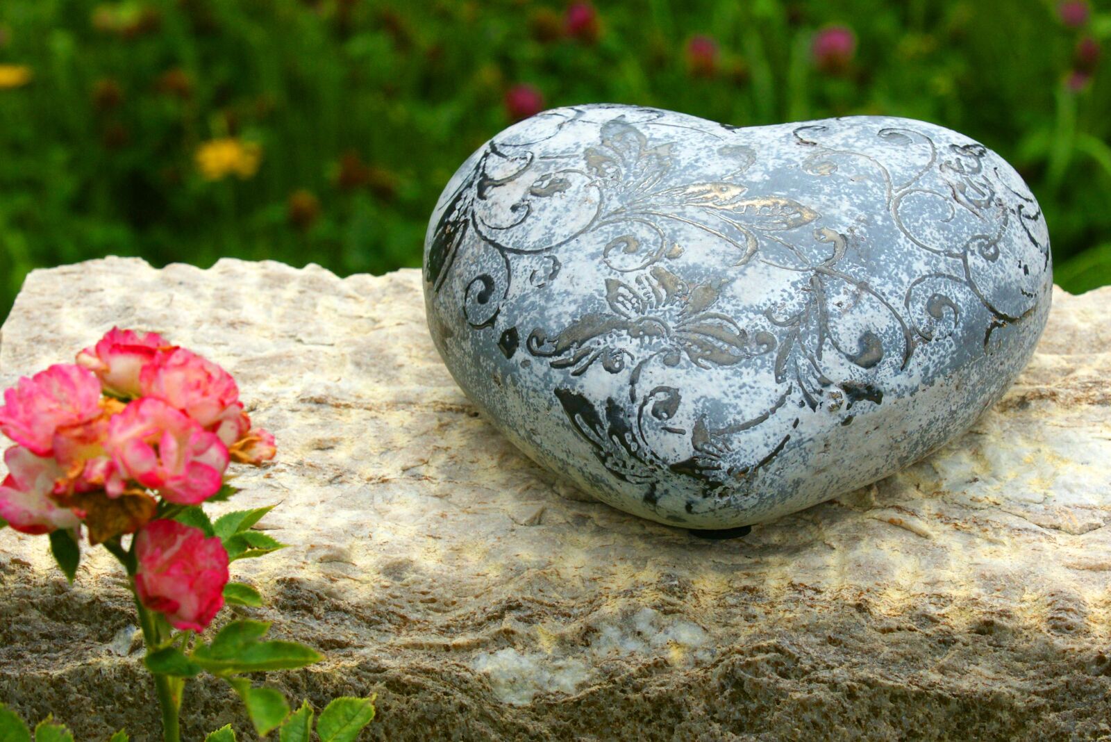 Sony Alpha DSLR-A700 sample photo. Heart, grabschmuck, reflection photography