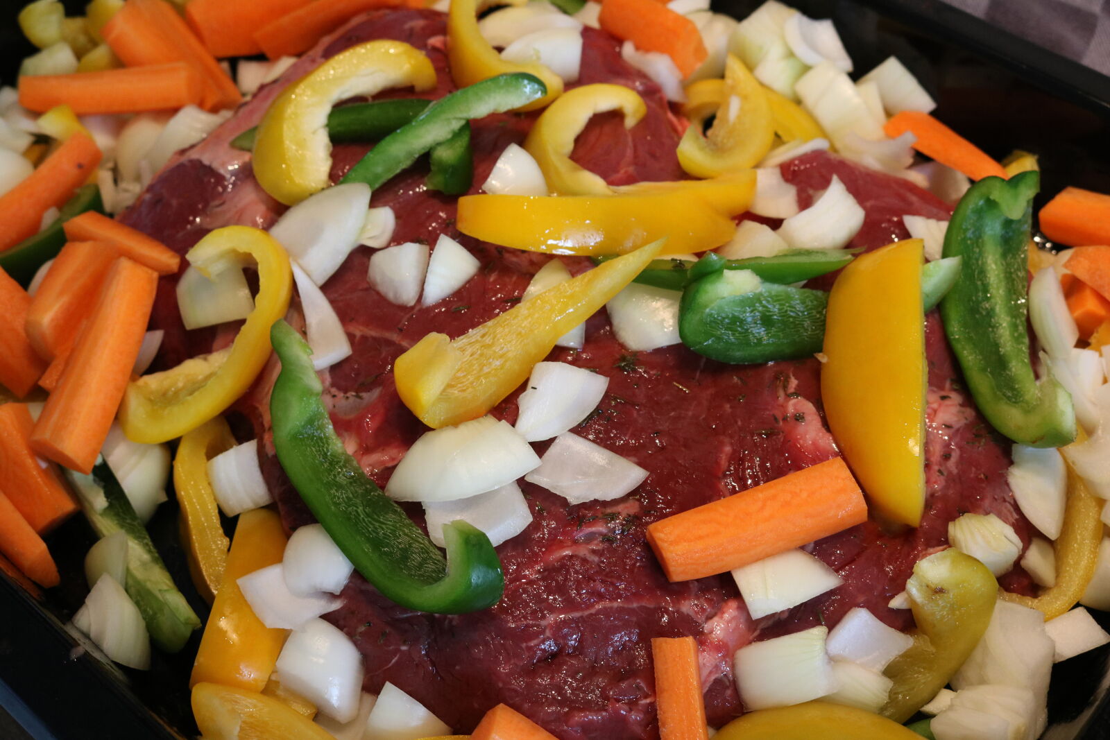 Canon EOS 750D (EOS Rebel T6i / EOS Kiss X8i) sample photo. Food, meat, onions, paprika photography