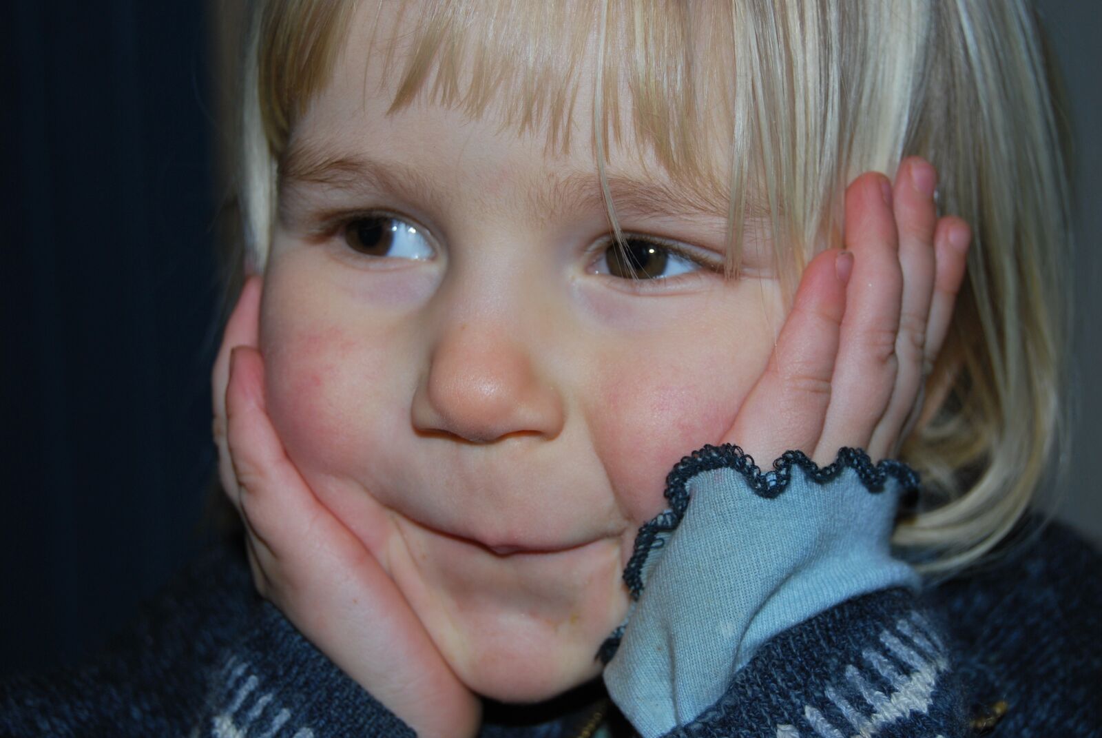 Nikon D60 sample photo. Child, smile, hands photography
