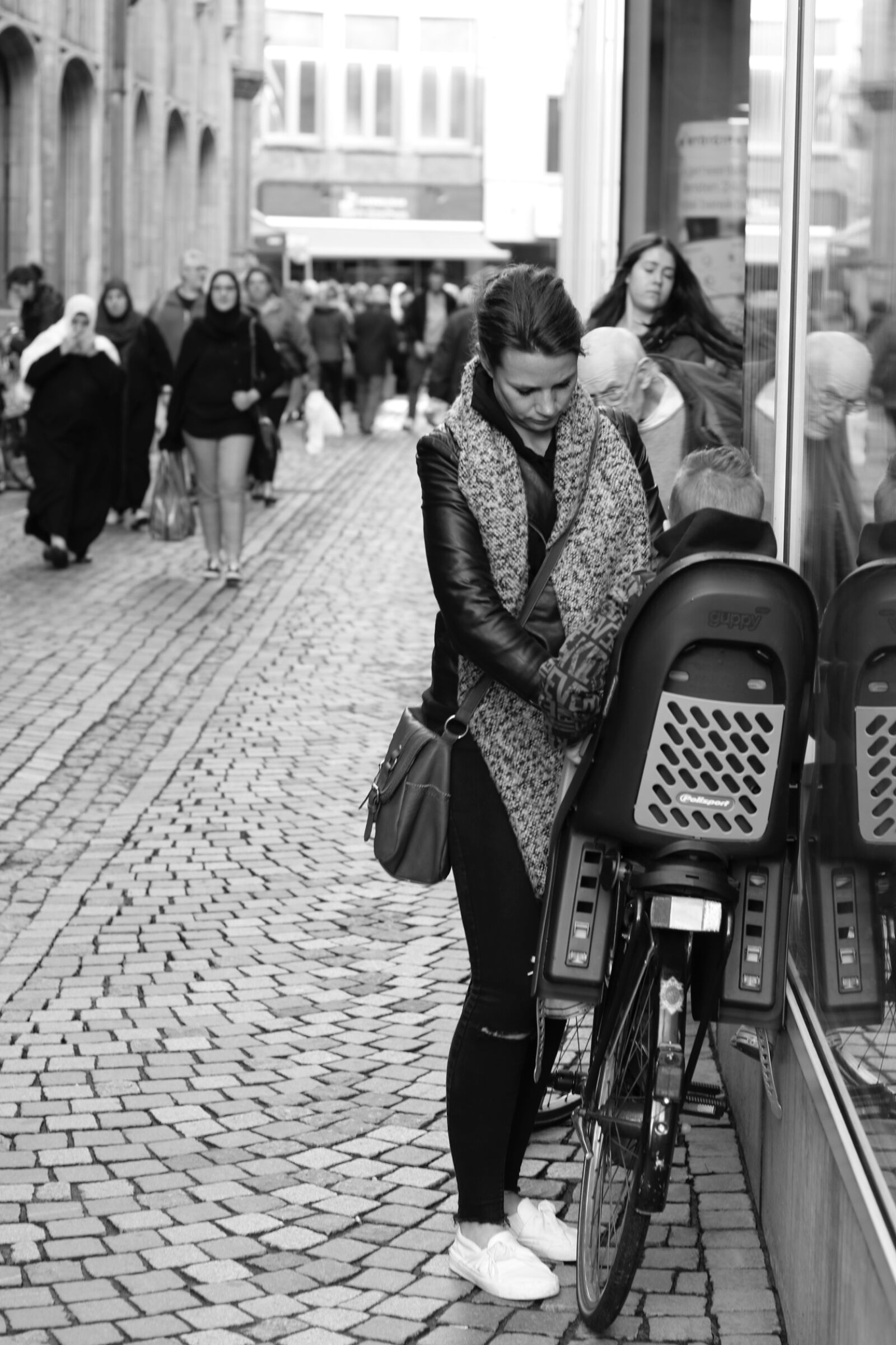 Canon EOS 750D (EOS Rebel T6i / EOS Kiss X8i) sample photo. Street, black white, person photography