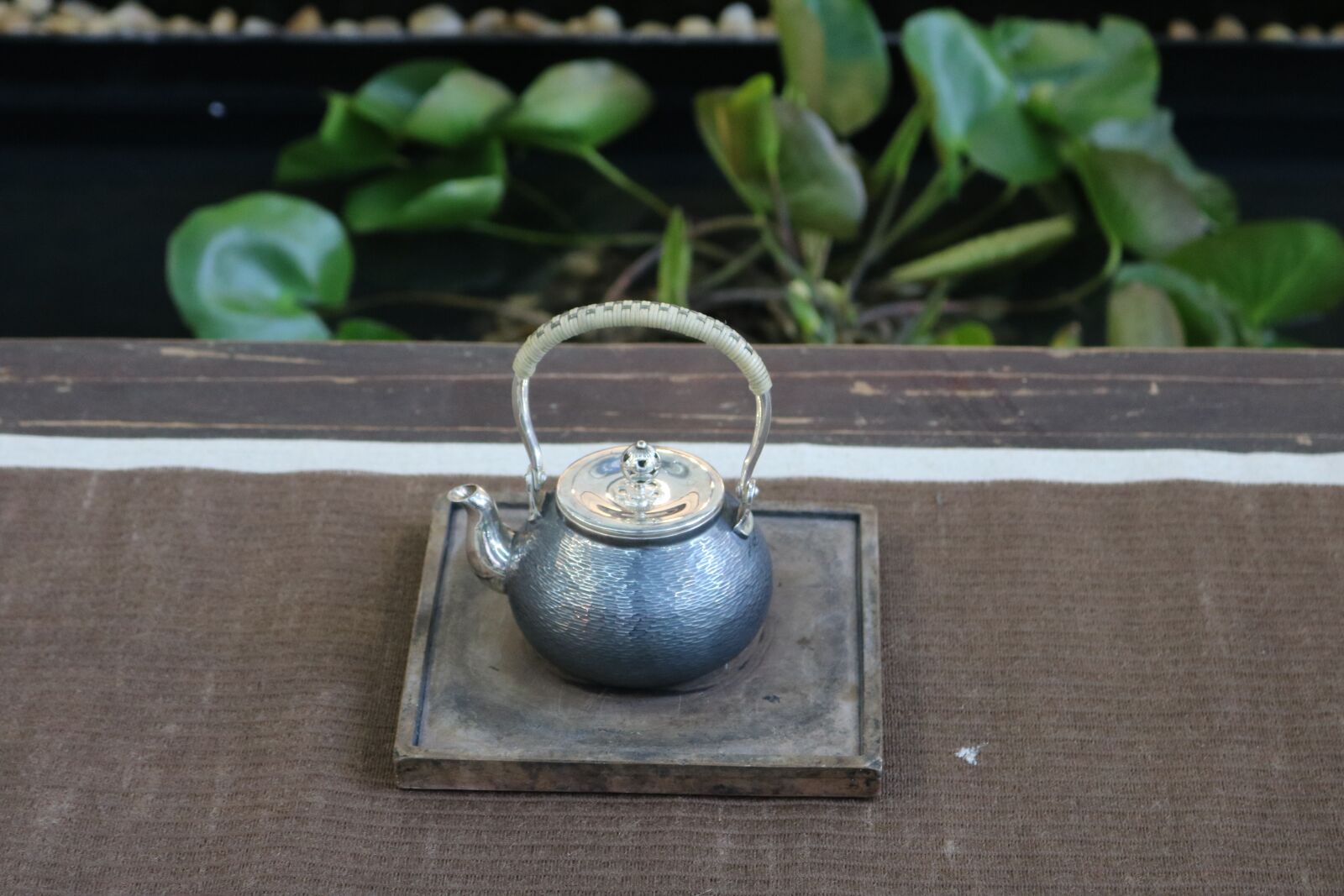 Canon EOS 750D (EOS Rebel T6i / EOS Kiss X8i) sample photo. Teapot, metal, ancient photography