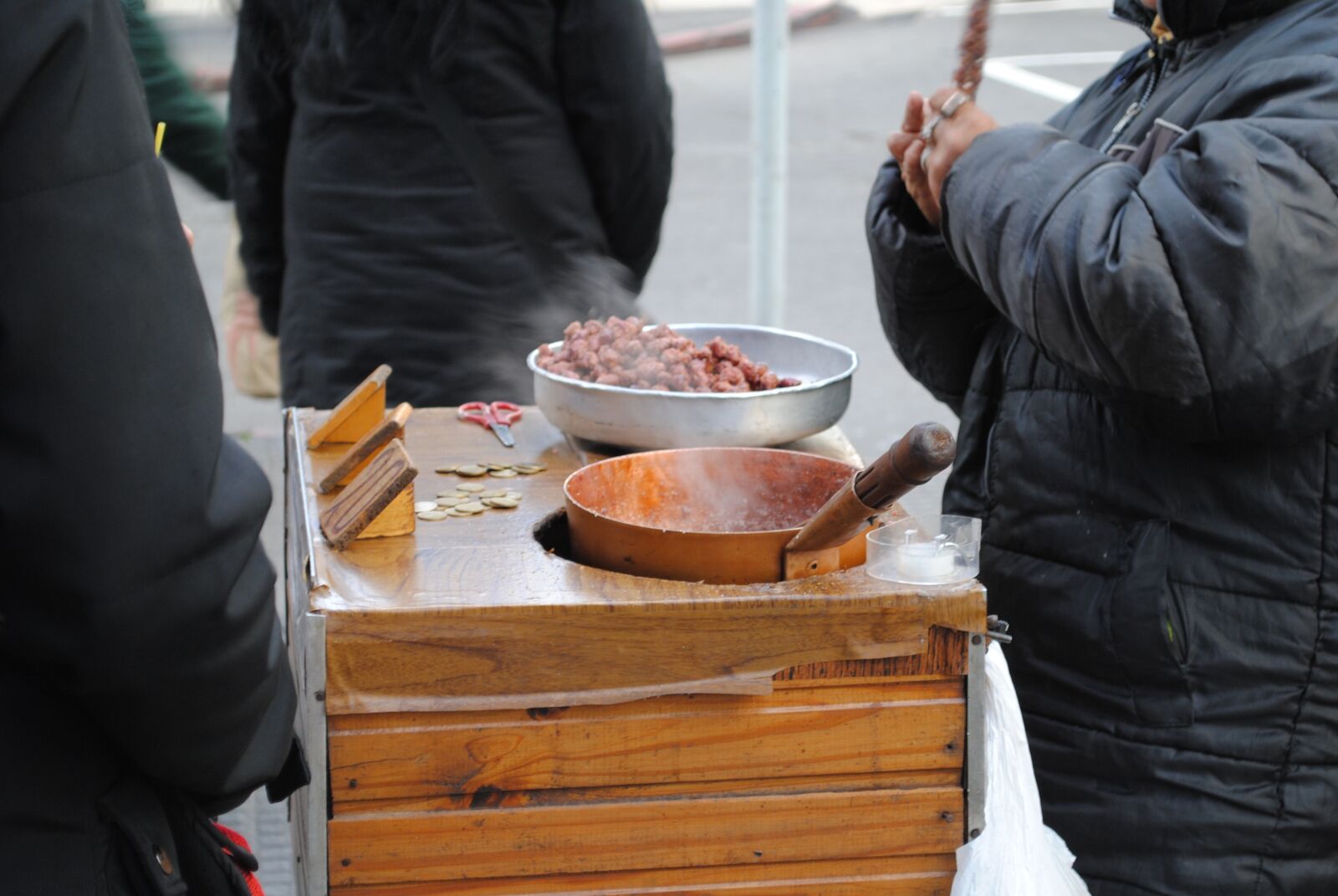 Nikon D3000 sample photo. Montevideo, seller, caramelized peanuts photography