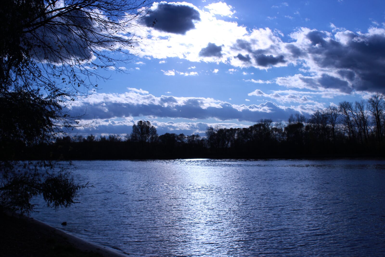 Canon EOS 600D (Rebel EOS T3i / EOS Kiss X5) sample photo. Moscow river, sun, clouds photography