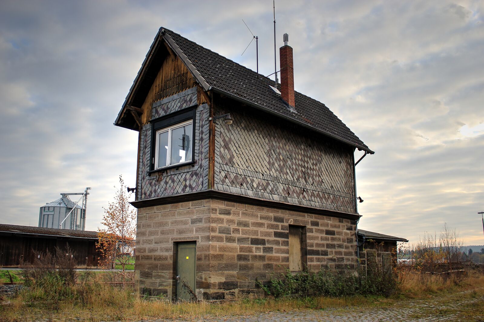 Canon EOS 550D (EOS Rebel T2i / EOS Kiss X4) sample photo. Signal box, old, railway photography