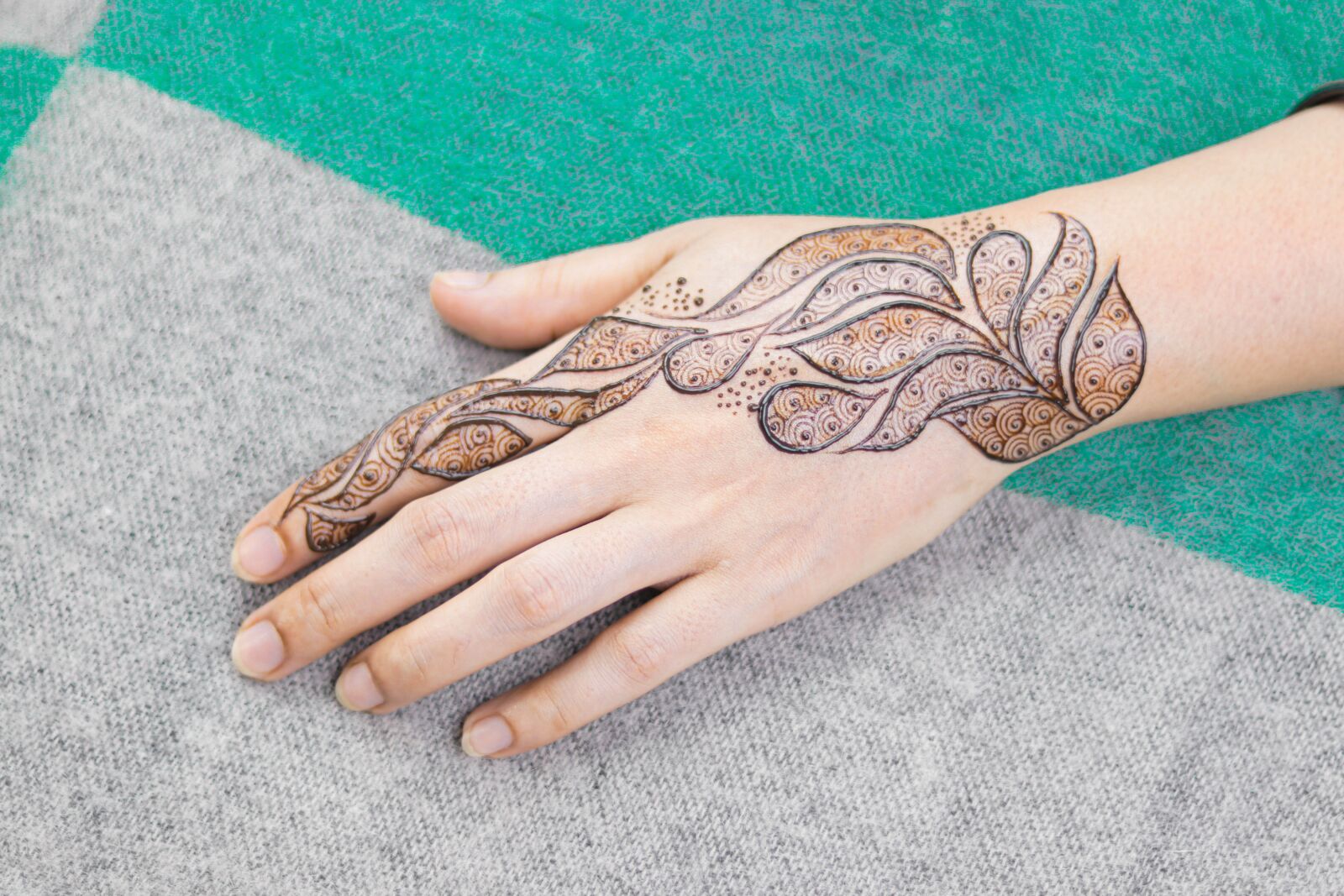 Canon EOS 80D + Canon EF 50mm F1.8 STM sample photo. Mehndi, tattoo, henna tattoo photography