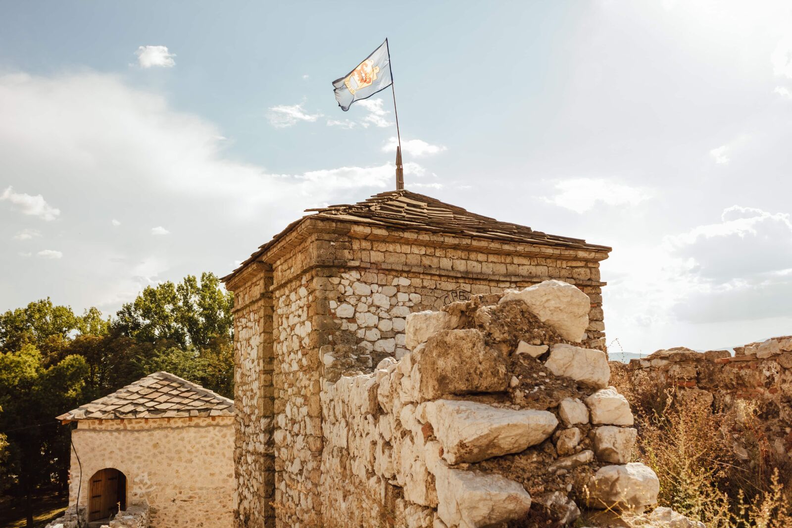 Canon EF-S 18-55mm F3.5-5.6 IS sample photo. Ruin, rampart, flag, abandoned photography