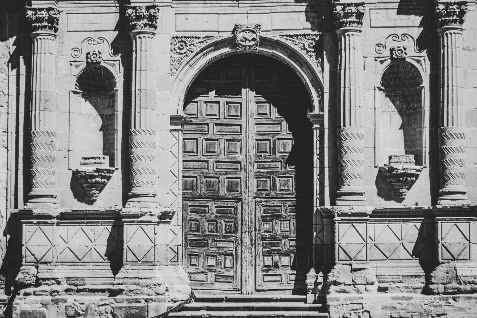 Canon EOS 600D (Rebel EOS T3i / EOS Kiss X5) sample photo. Architecture, door, columns photography