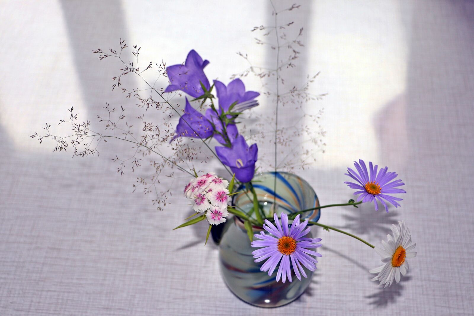 Canon EOS 200D (EOS Rebel SL2 / EOS Kiss X9) sample photo. Corsage, field, flowers photography