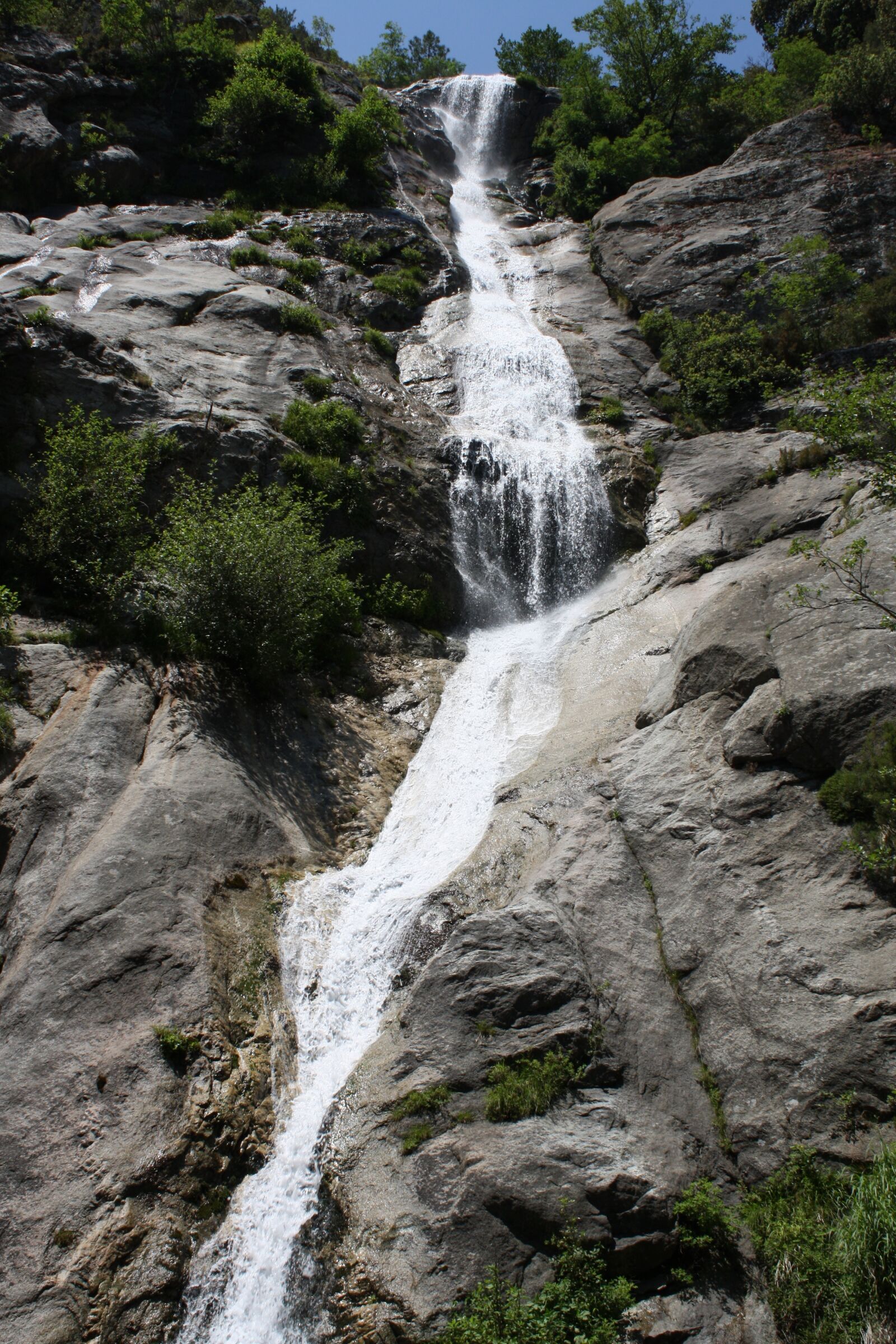 Canon EOS 1000D (EOS Digital Rebel XS / EOS Kiss F) sample photo. Waterfall, rock, vacations photography