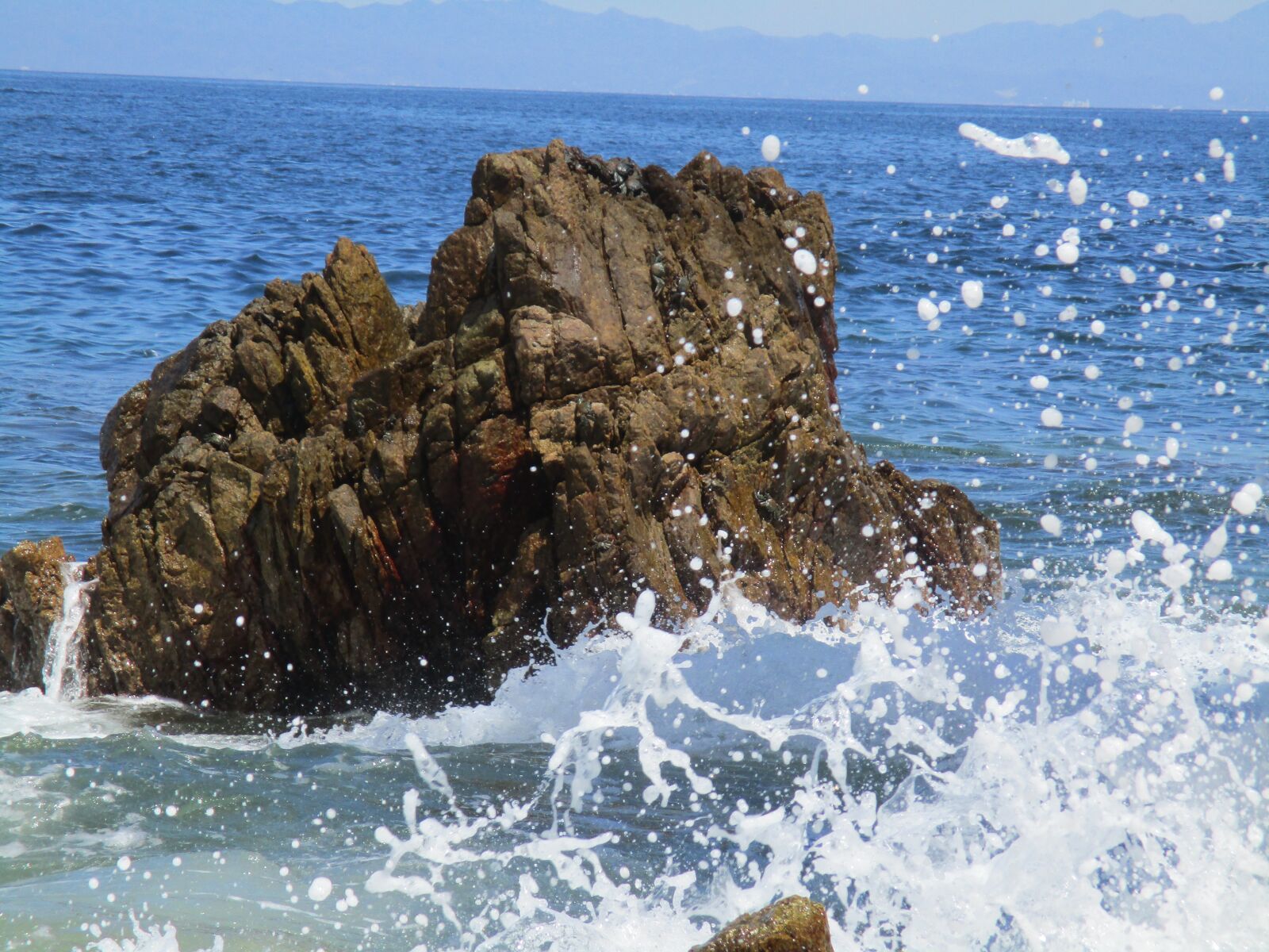 Canon PowerShot ELPH 160 (IXUS 160 / IXY 150) sample photo. Puerto vallarta, rock, beach photography