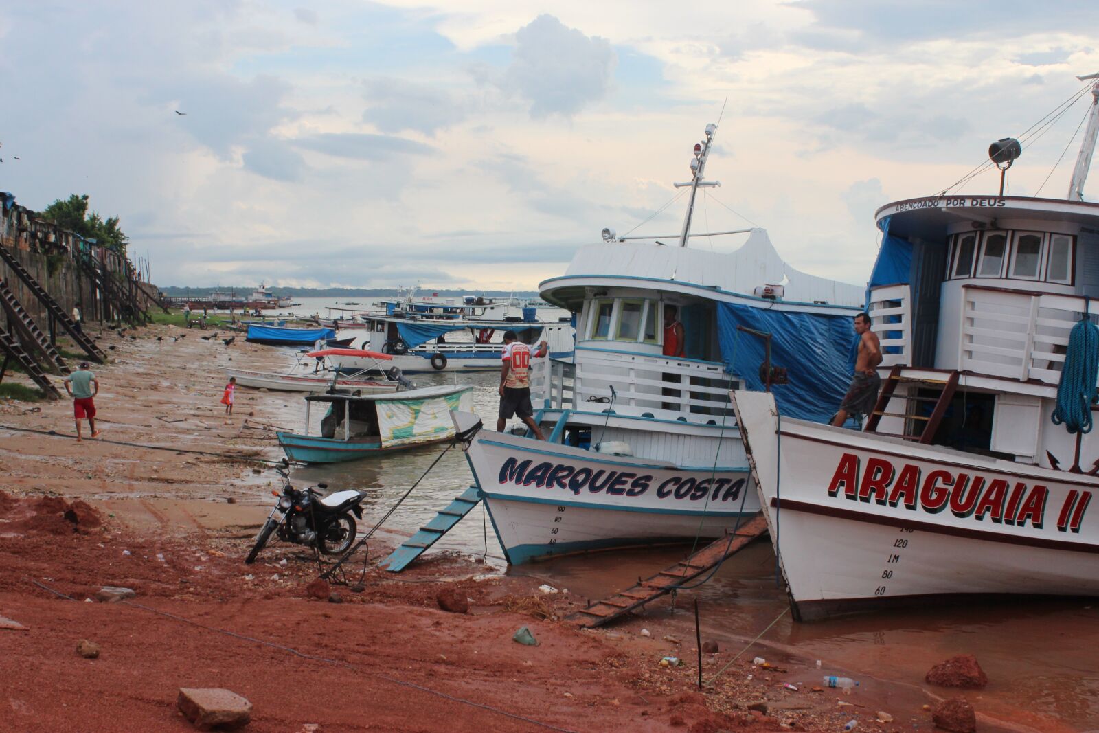 Canon EOS 600D (Rebel EOS T3i / EOS Kiss X5) sample photo. Boats at shoreline, river photography