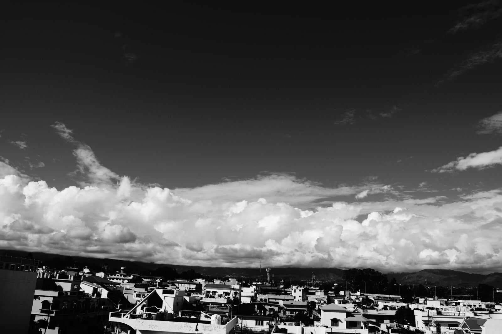 Sony DT 18-55mm F3.5-5.6 SAM II sample photo. Black, and, white, clouds photography