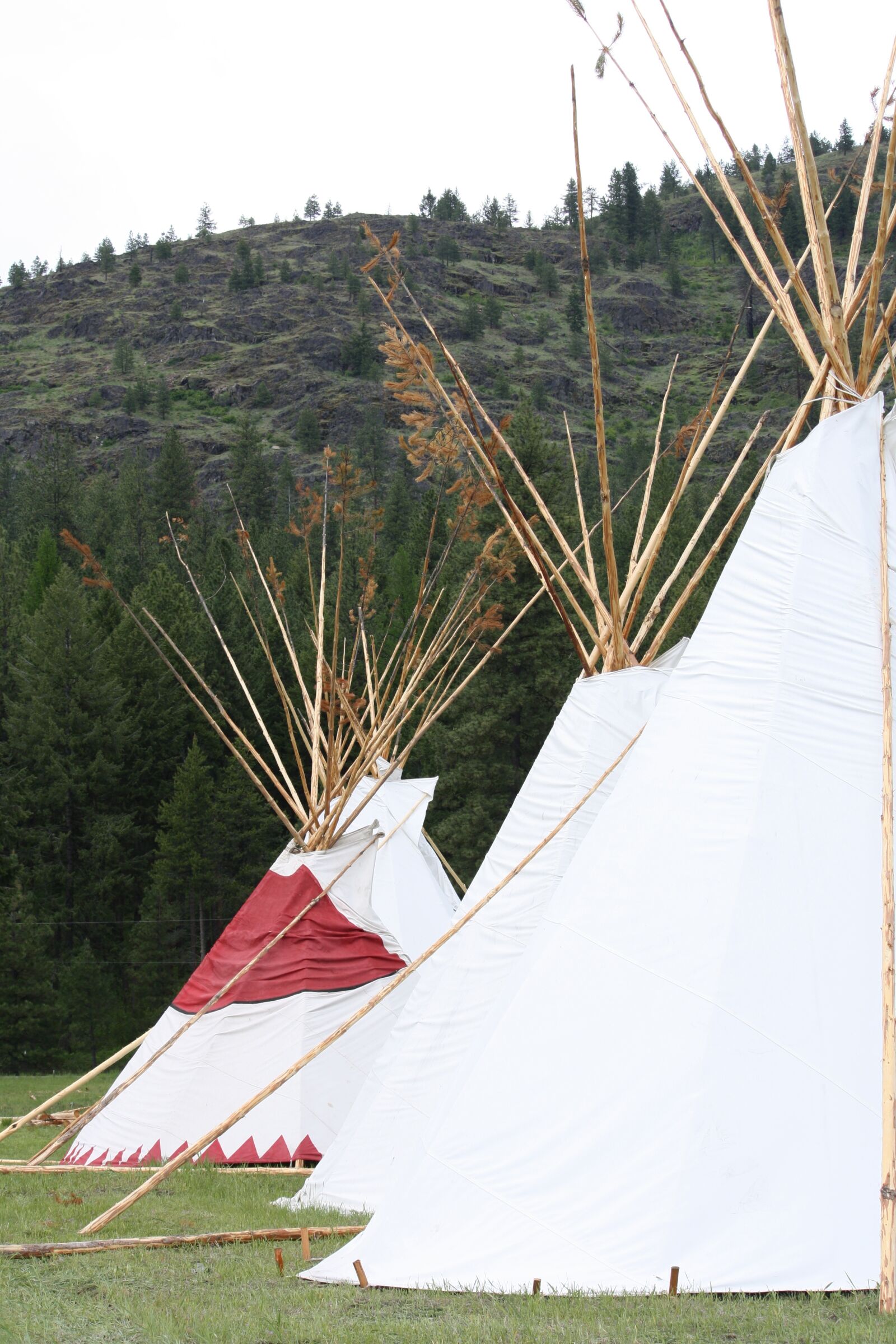 Canon EOS 1000D (EOS Digital Rebel XS / EOS Kiss F) sample photo. Tipi, mountains, powwow photography