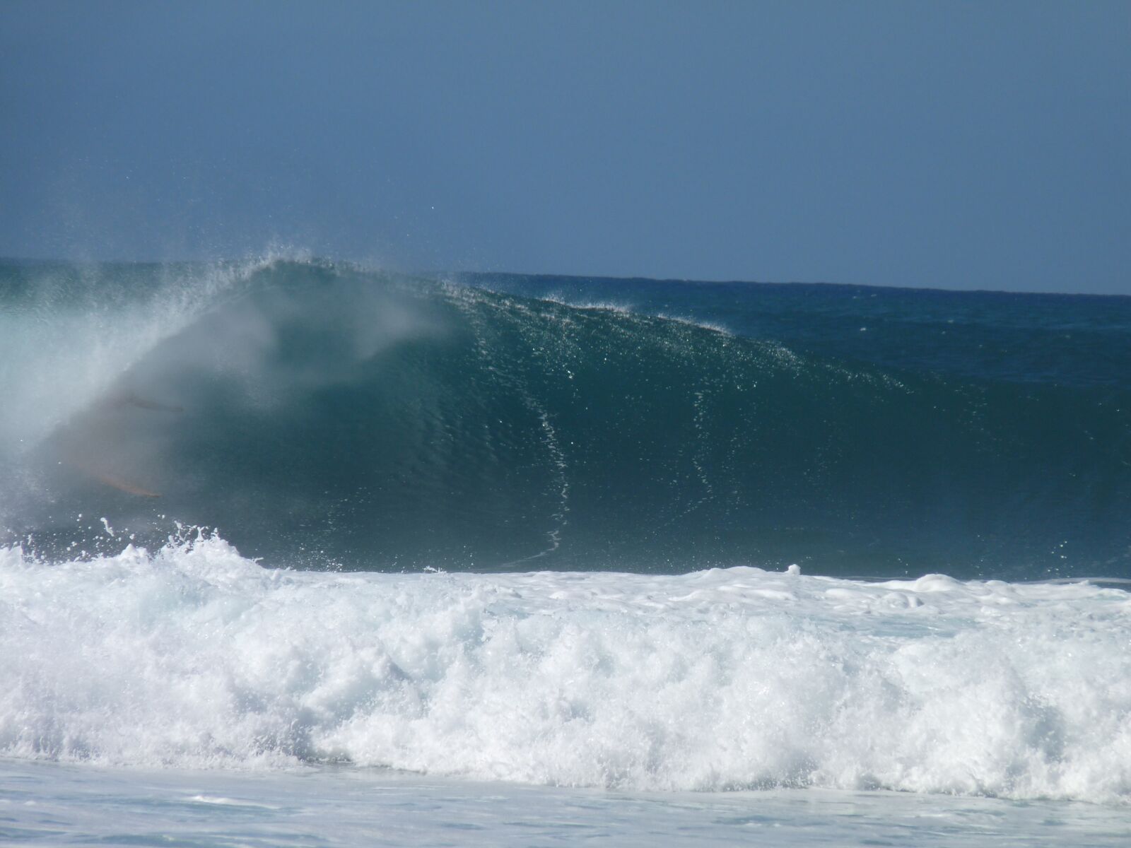 Panasonic Lumix DMC-FZ28 sample photo. Wave, surfer, pacific photography