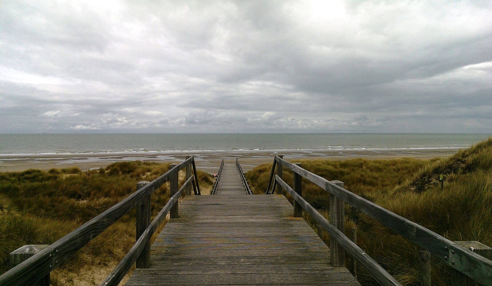 HTC ONE sample photo. North sea, beach, horizon photography