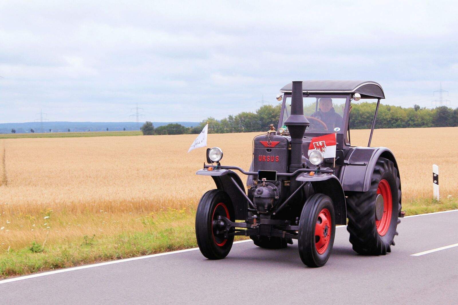 Canon EOS 1100D (EOS Rebel T3 / EOS Kiss X50) sample photo. Ursus-bulldog, tractor, historically photography