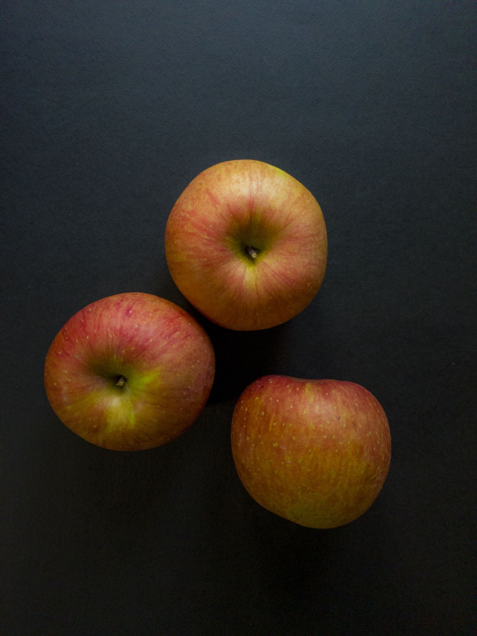 Samsung Galaxy S9+ sample photo. Apples, three, black photography