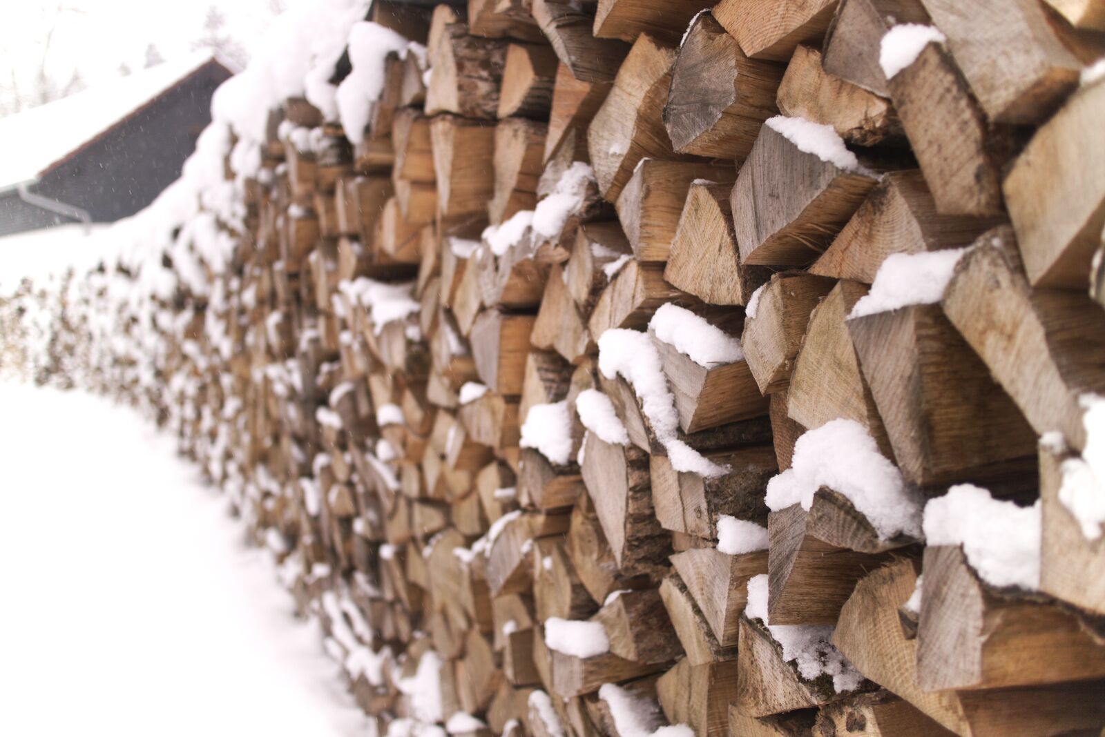 Canon EF-M 22mm F2 STM sample photo. Holzstapel, winter, firewood photography