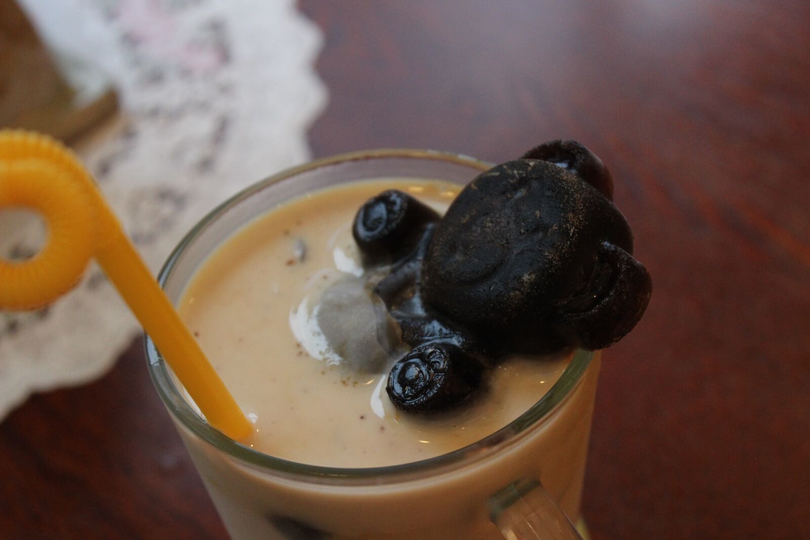 Canon EOS 600D (Rebel EOS T3i / EOS Kiss X5) sample photo. Latte, bear desktop, coffee photography
