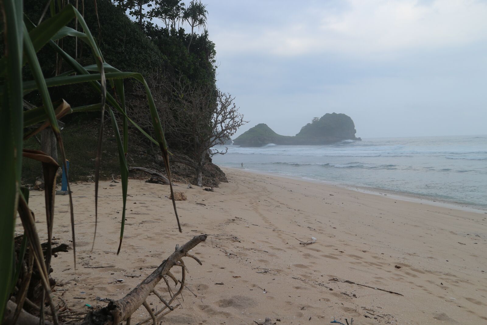 Canon EOS M10 sample photo. Beach, sand, sea photography
