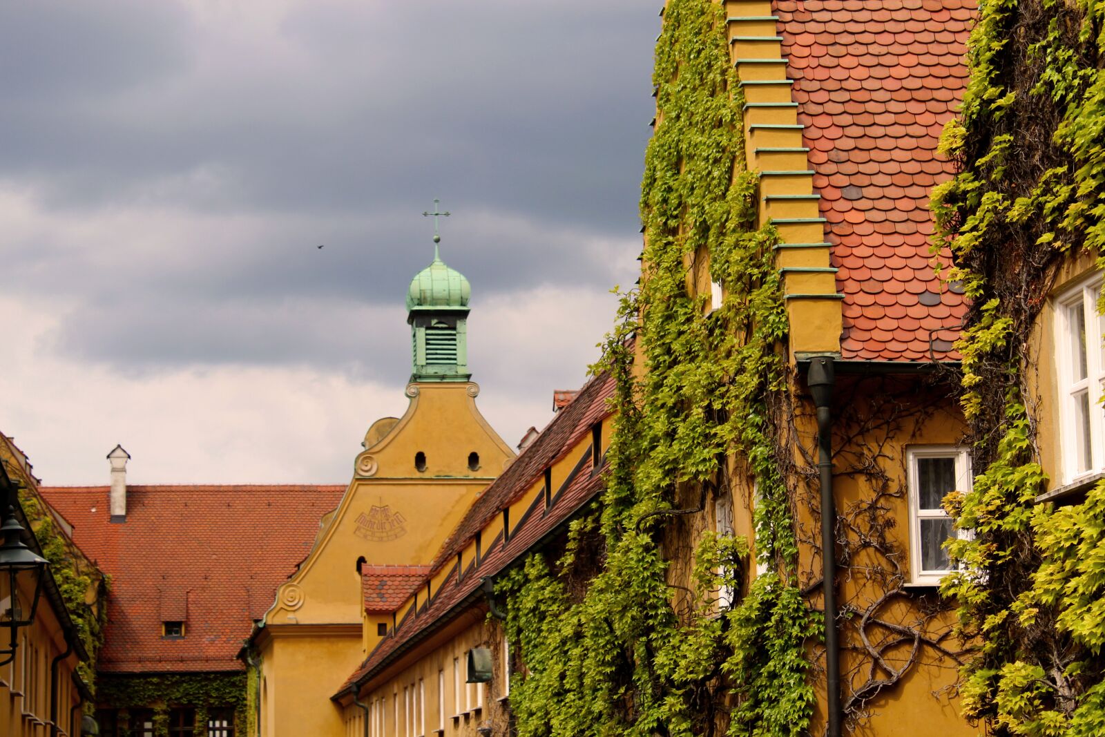 Canon EOS 1300D (EOS Rebel T6 / EOS Kiss X80) sample photo. Augsburg, fuggerei, building photography