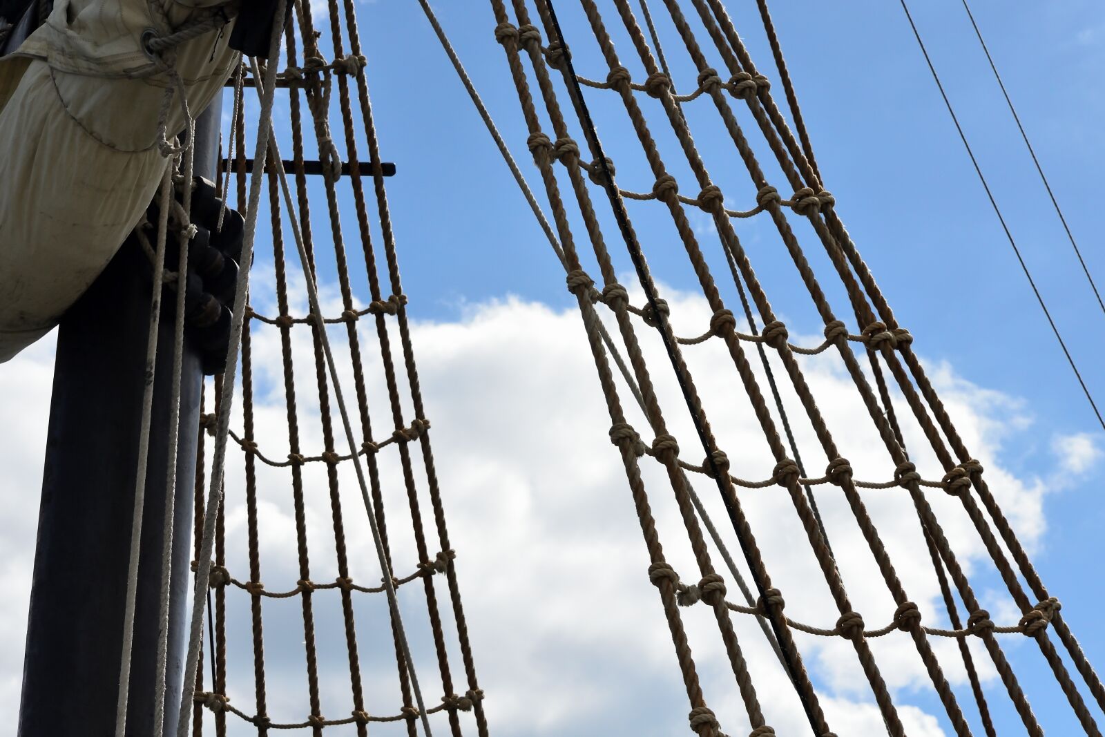 Nikon D5100 sample photo. Ropes, boat, sea photography