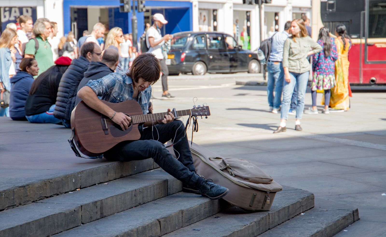 Canon EOS 6D Mark II sample photo. Young people, street, musician photography