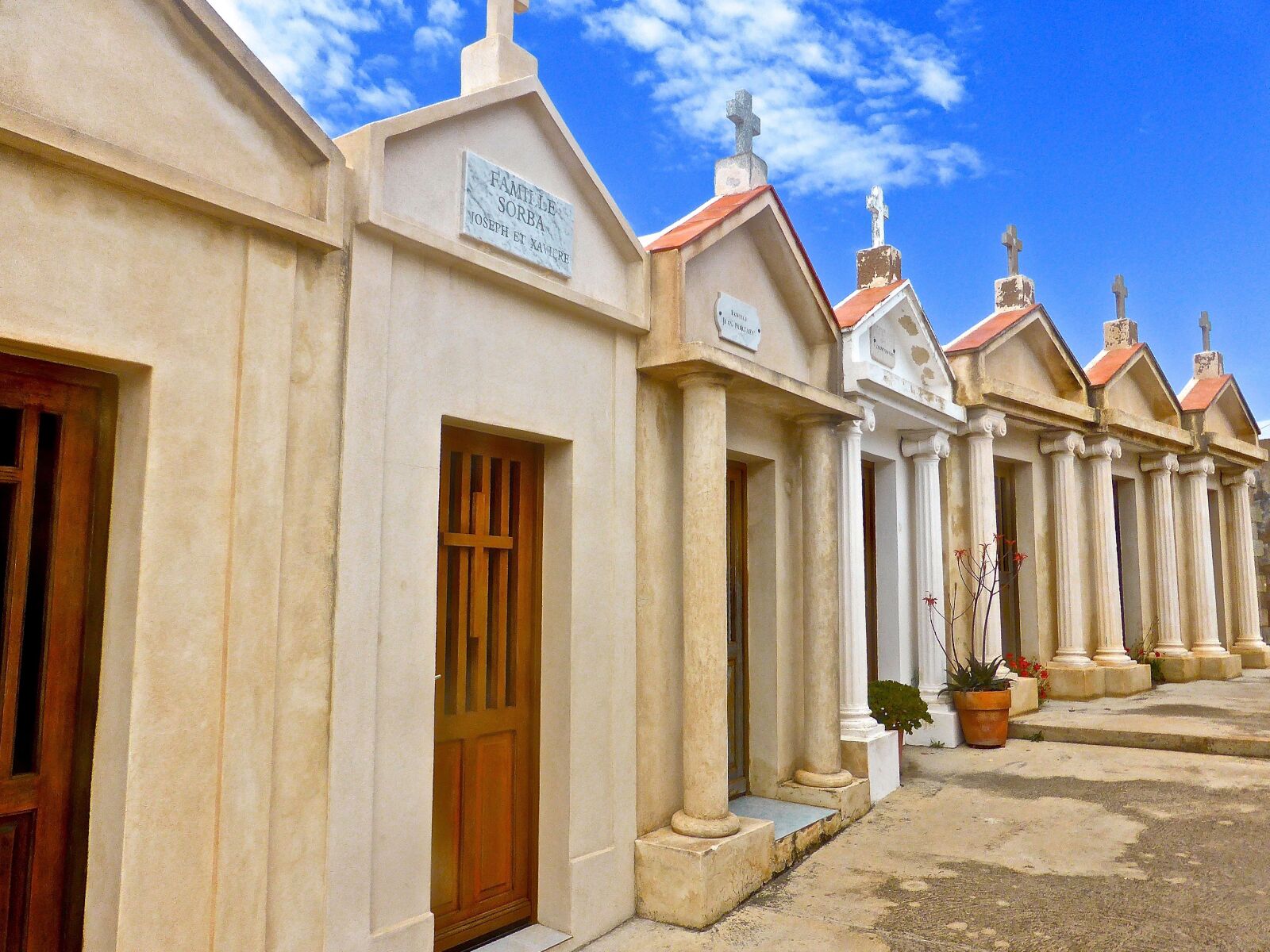 Panasonic DMC-TZ41 sample photo. Tombs, mausoleum, graves photography