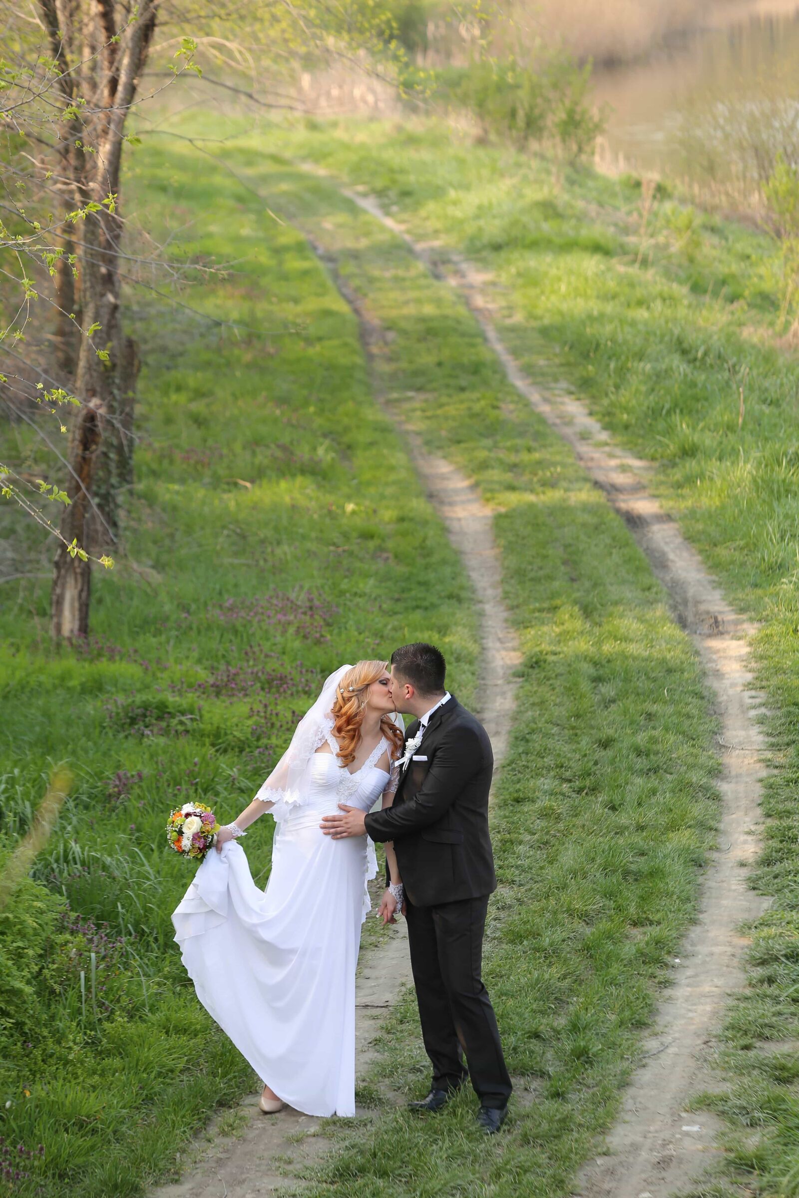 Canon EF 70-200mm F2.8L IS USM sample photo. Cheerful, happiness, husband, kiss photography