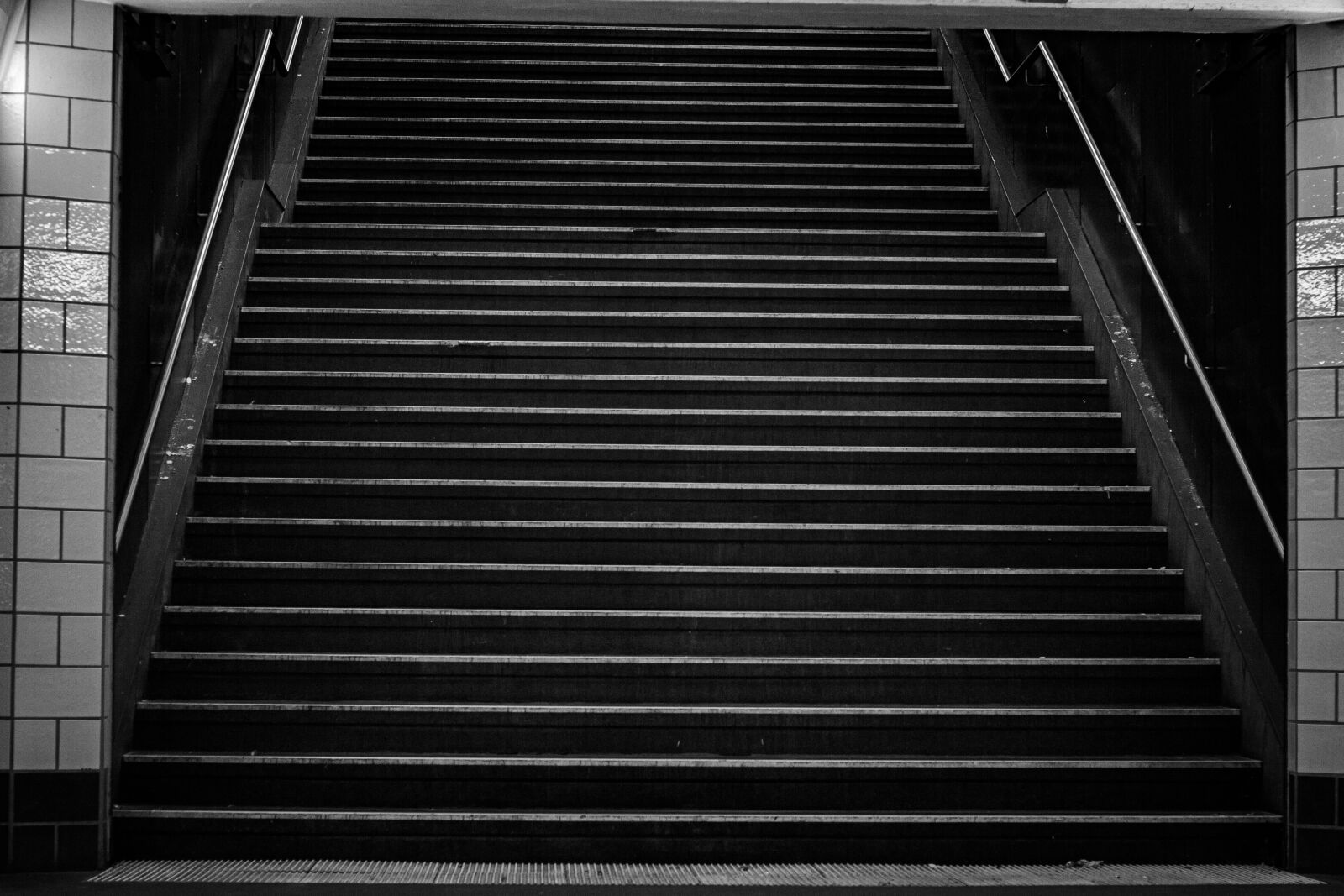 Canon EOS 700D (EOS Rebel T5i / EOS Kiss X7i) + Canon EF 50mm F1.8 STM sample photo. Stairs, gradually, railing photography