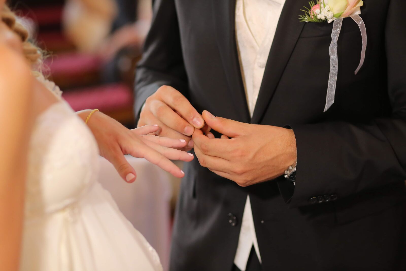 Canon EF 85mm F1.8 USM sample photo. Hands, wedding, groom, wedding photography