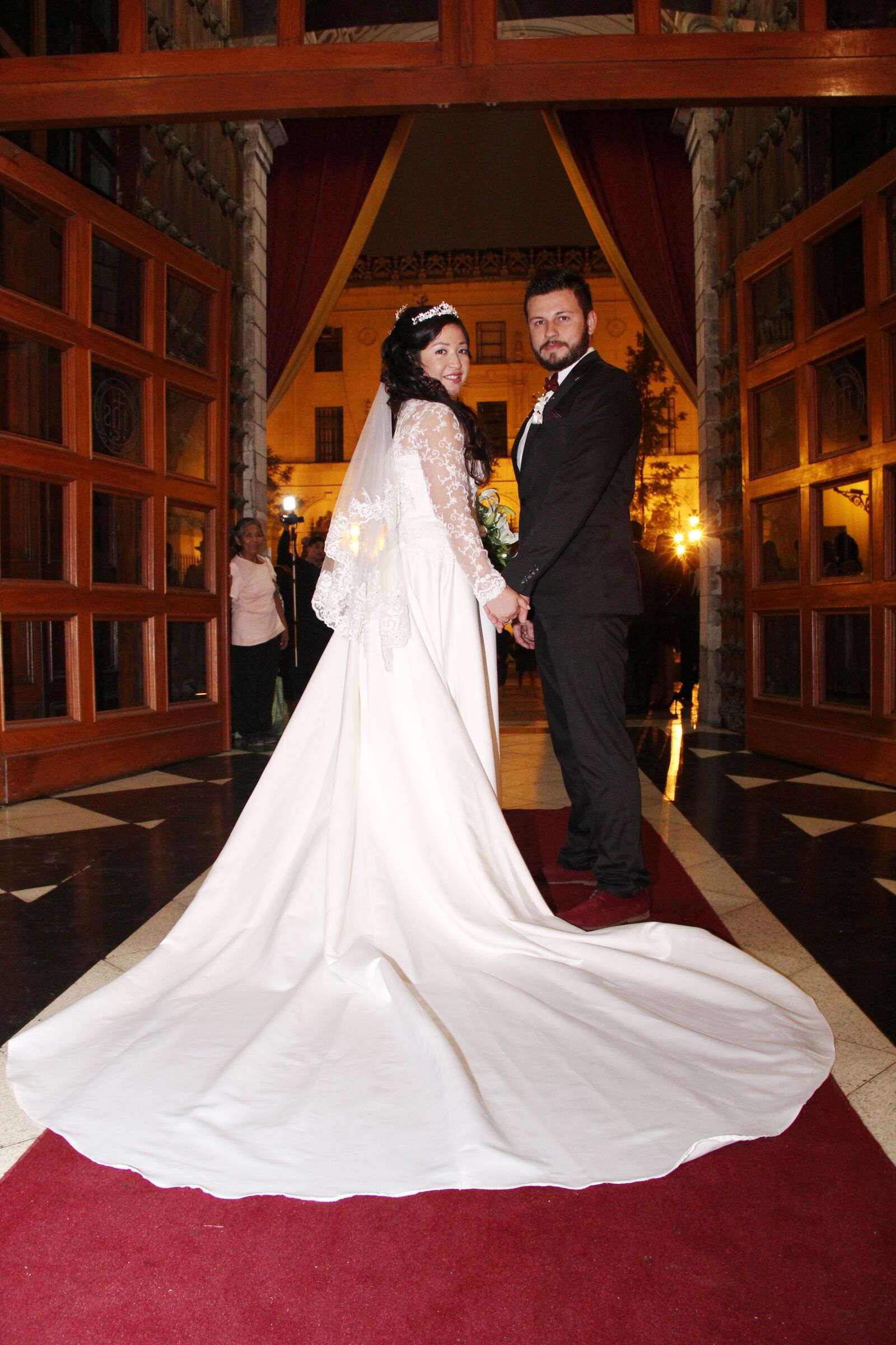 Canon EF-S 18-135mm F3.5-5.6 IS sample photo. Wedding, couple, church photography