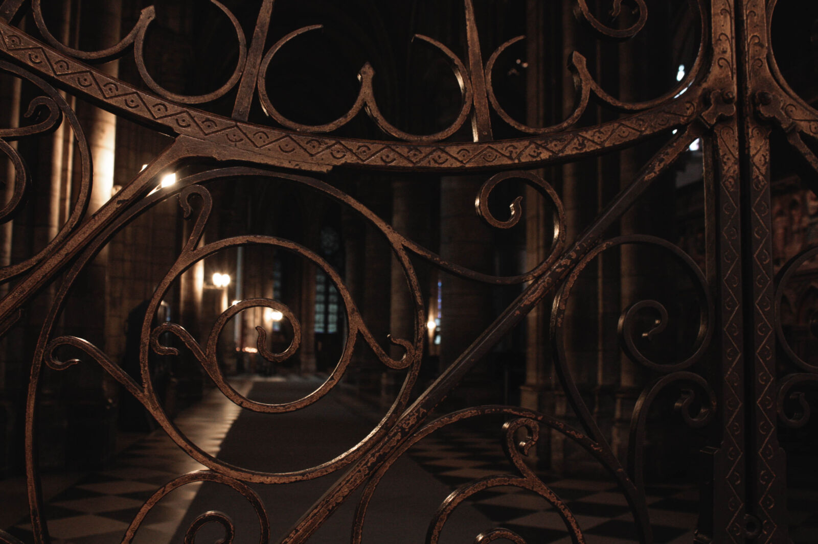 Canon EOS 450D (EOS Rebel XSi / EOS Kiss X2) sample photo. Church, forging, gate, gold photography