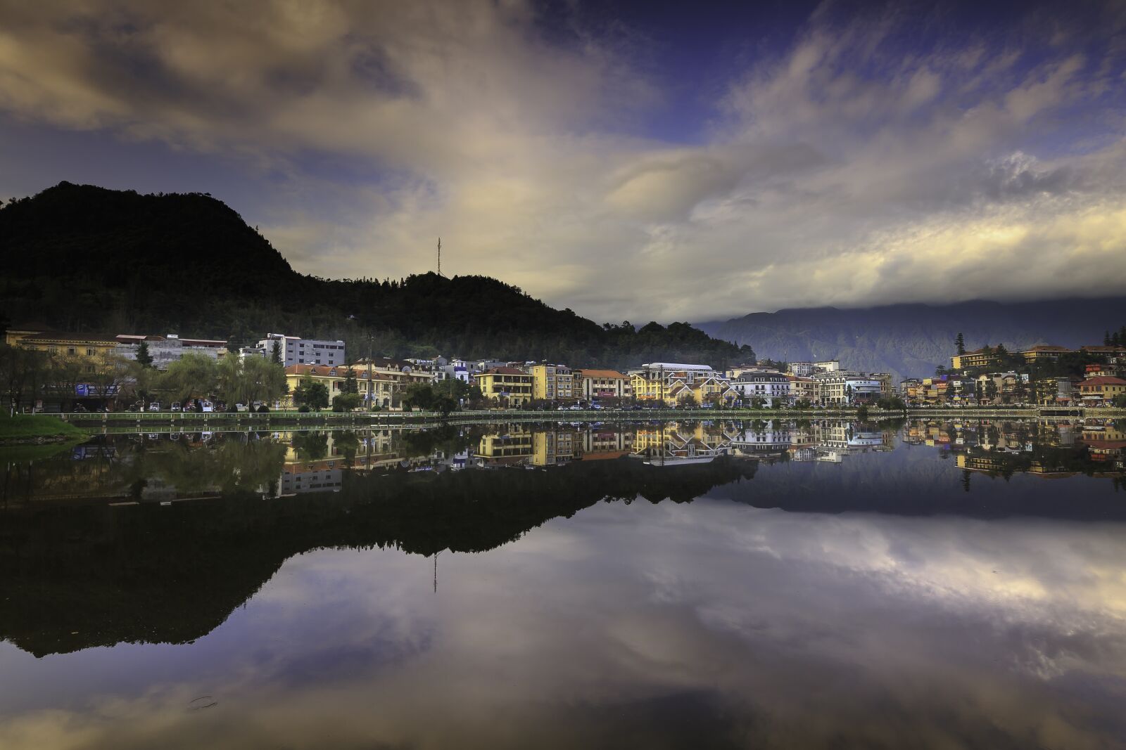 Canon EF 16-35mm F4L IS USM sample photo. Sa pa, town, lake photography