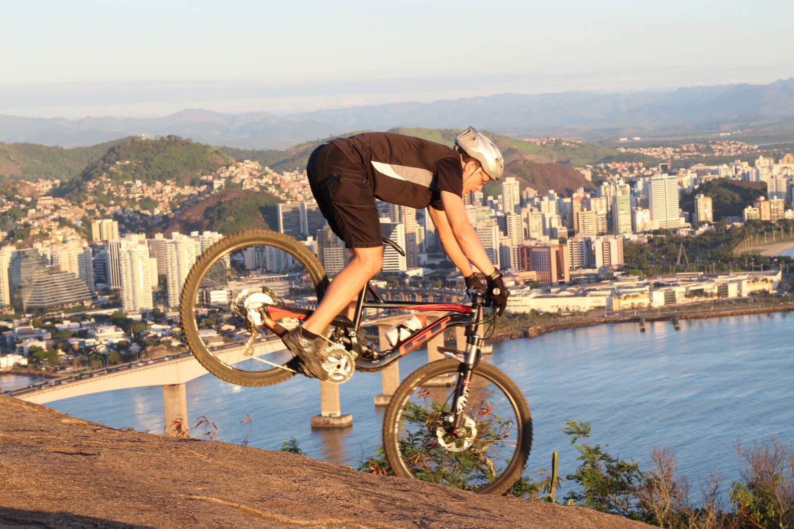 Canon EOS 700D (EOS Rebel T5i / EOS Kiss X7i) + Canon EF 50mm F1.8 II sample photo. Enduro, mtb, moutain bike photography
