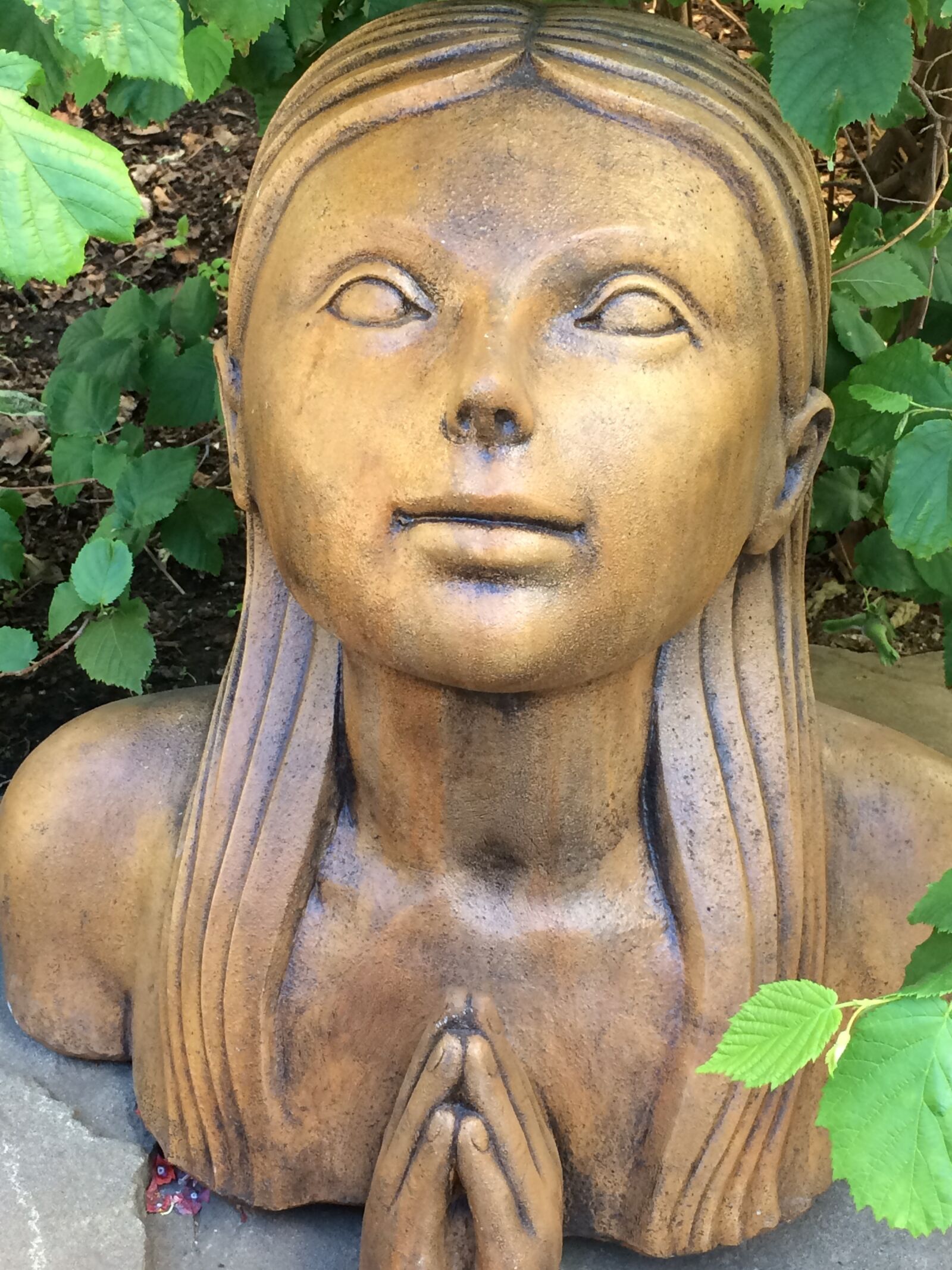 iPhone 5s back camera 4.15mm f/2.2 sample photo. Girl statue, garden decoration photography