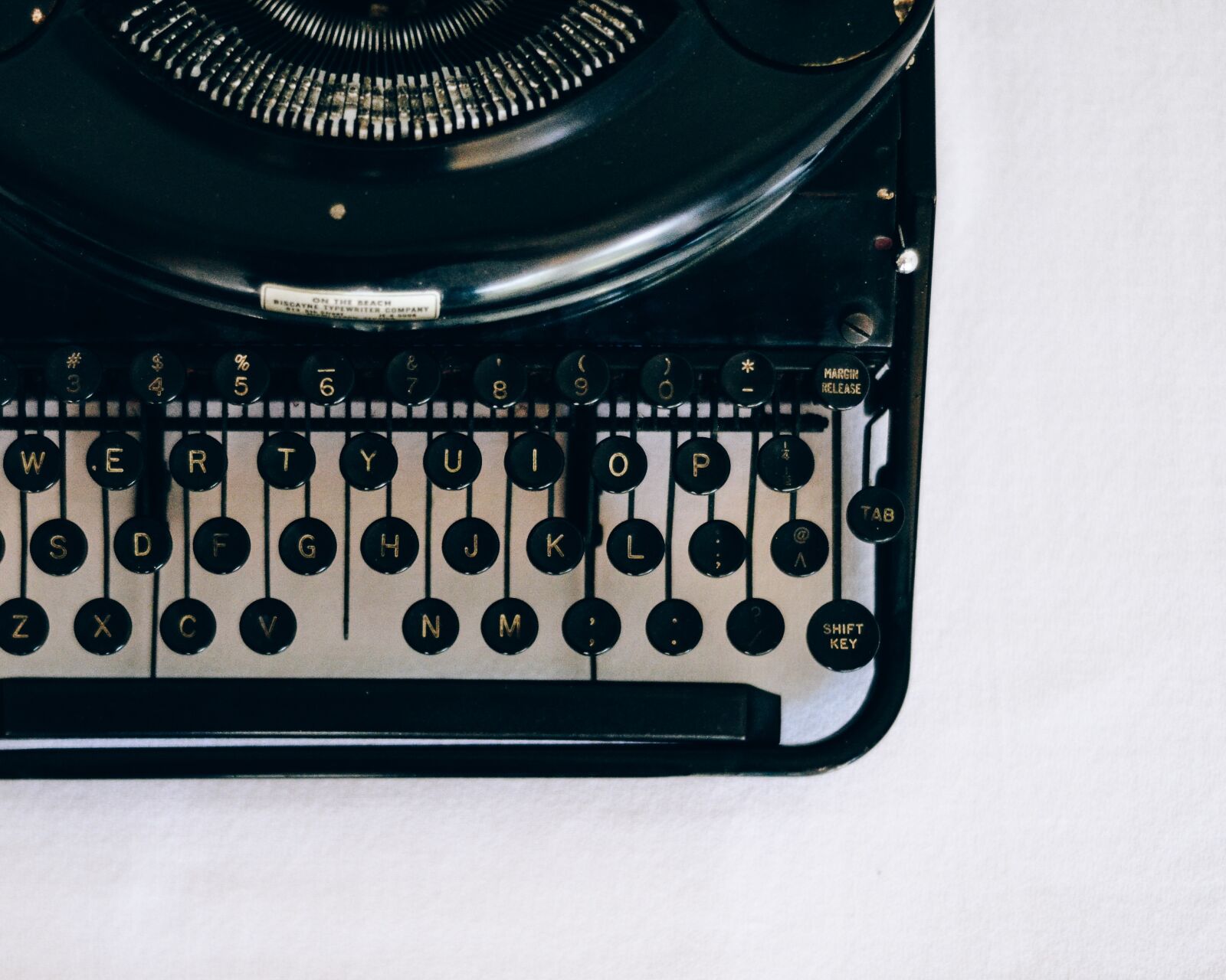 Nikon D5100 sample photo. Vintage, typewriter, keys photography