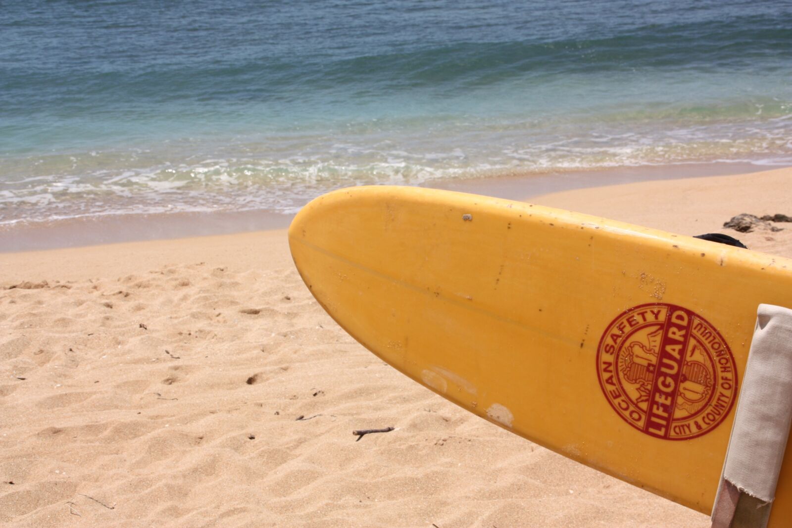 Canon EOS 450D (EOS Rebel XSi / EOS Kiss X2) sample photo. Beach, surfboard, holiday photography