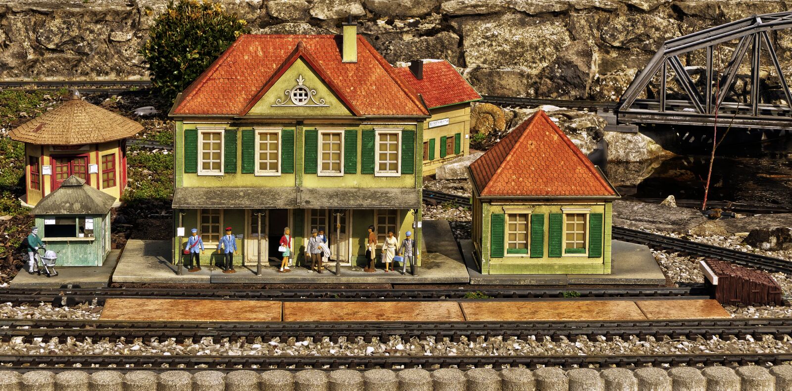 Panasonic Lumix DMC-FZ1000 sample photo. Railway station, model railway photography