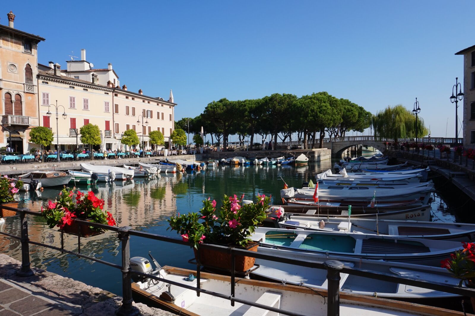 Sony E 16-50mm F3.5-5.6 PZ OSS sample photo. Italy, boats, city photography