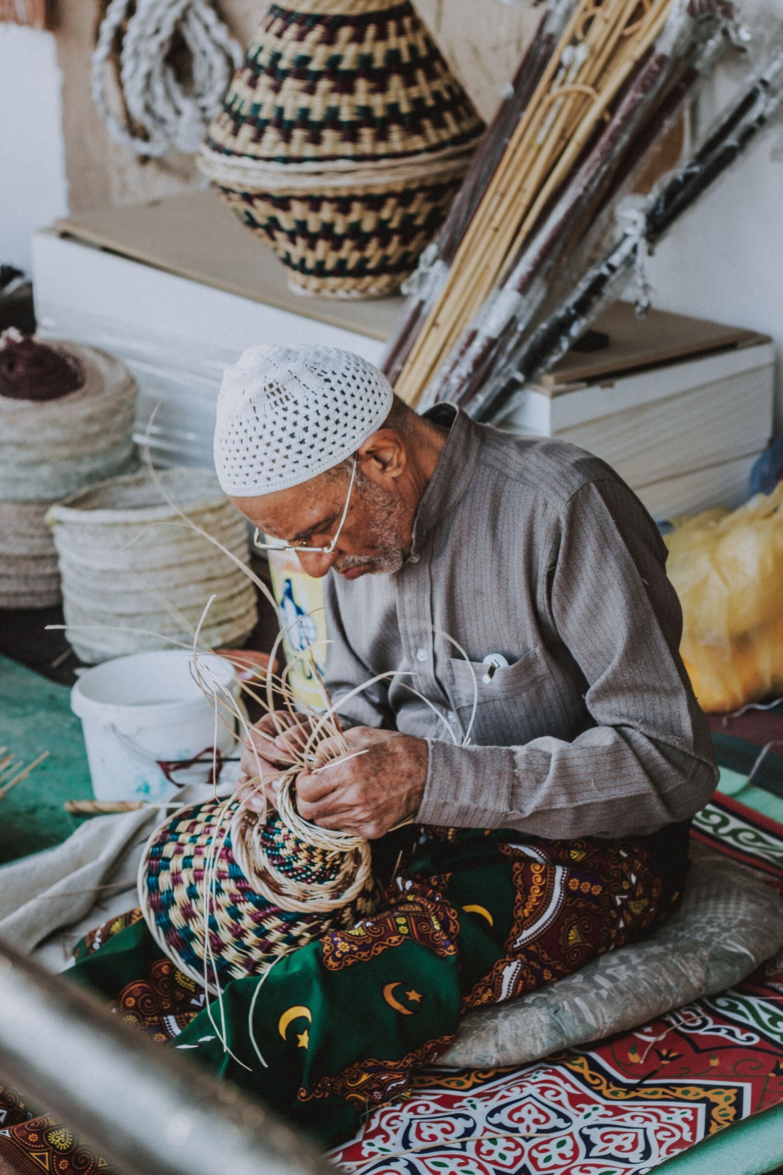 Canon EOS 600D (Rebel EOS T3i / EOS Kiss X5) + Canon EF 50mm F1.8 II sample photo. Handwork, jute, basket photography