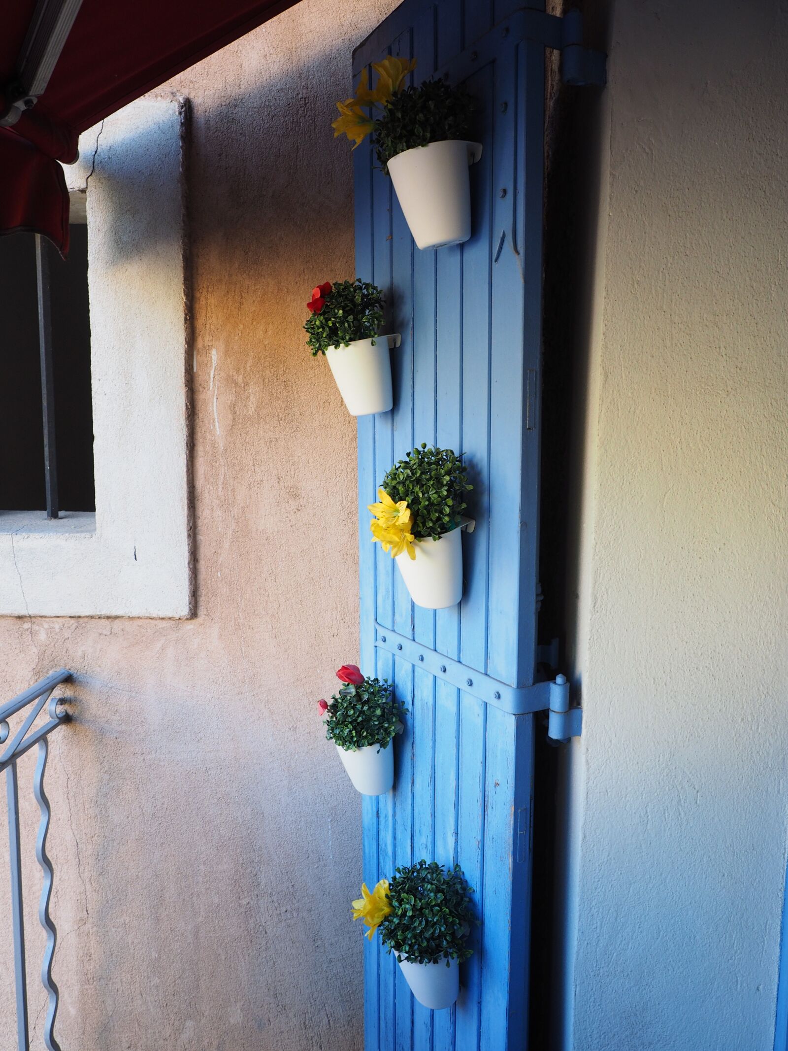 Olympus OM-D E-M1 + Olympus M.Zuiko Digital ED 12-40mm F2.8 Pro sample photo. Door, flower pots, ornament photography