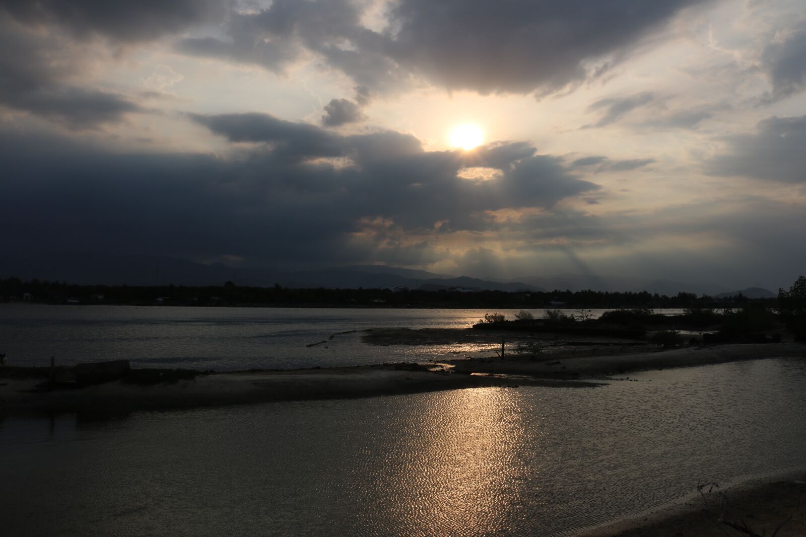 Canon EOS 750D (EOS Rebel T6i / EOS Kiss X8i) sample photo. Sunset, light, water photography